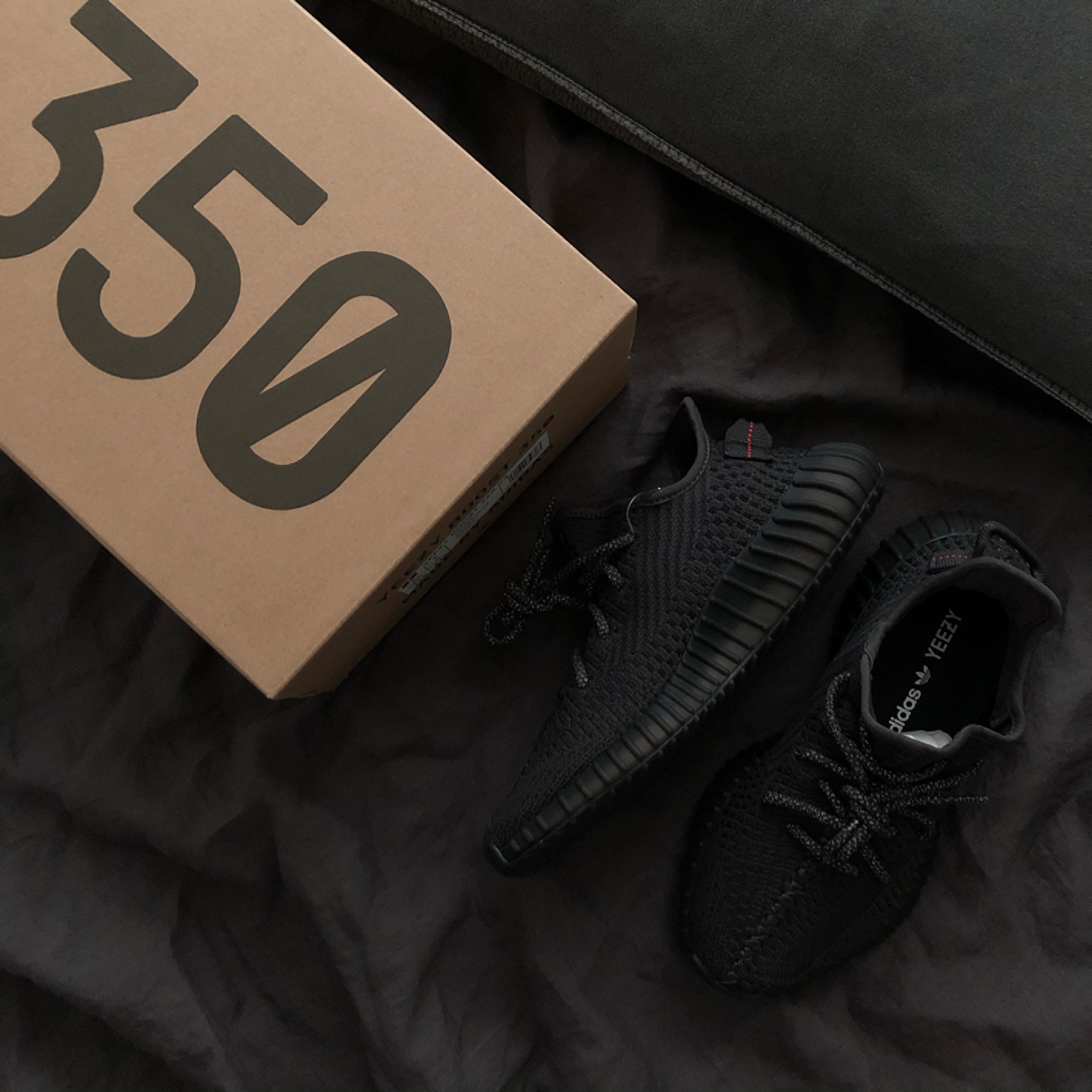 Adidas Yeezy Boost 350 V2 Black - Non-Reflective 착용 스타일