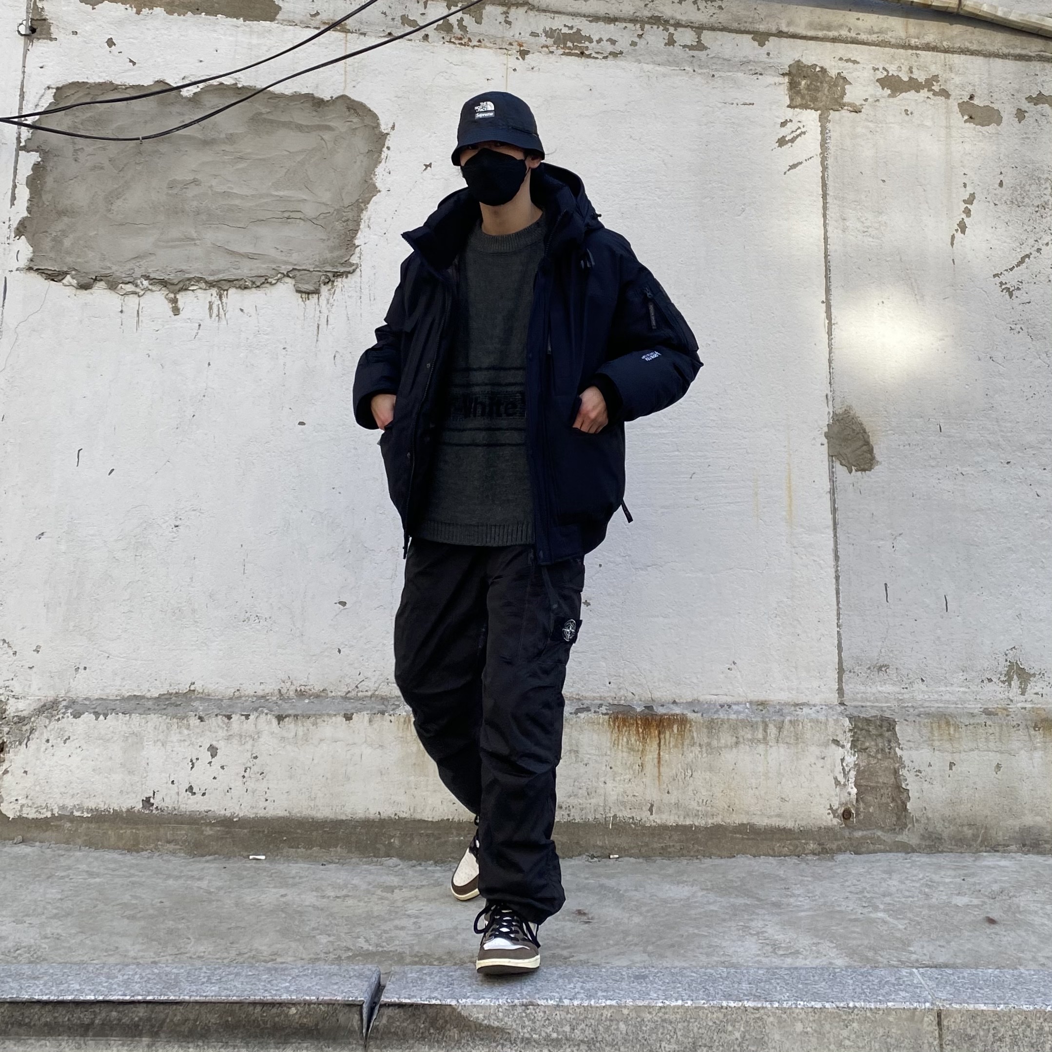 Supreme x The North Face Snakeskin Packable Reversible Crusher Black - 18SS, Supreme x Stone Island Painted Camo Nylon Cargo Pants Black - 20FW 착용 스타일 - 4
