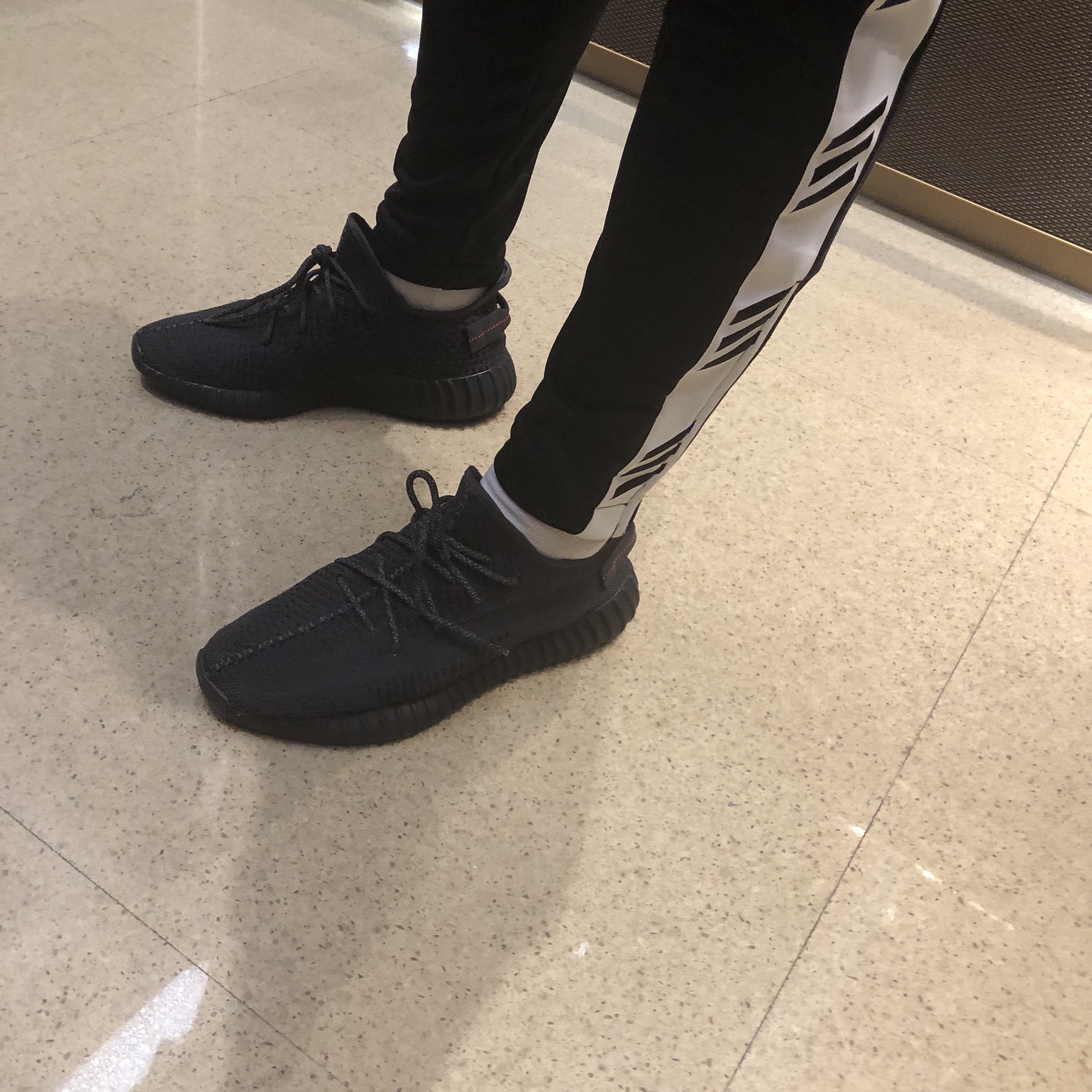 Adidas Yeezy Boost 350 V2 Black - Non-Reflective 착용 스타일