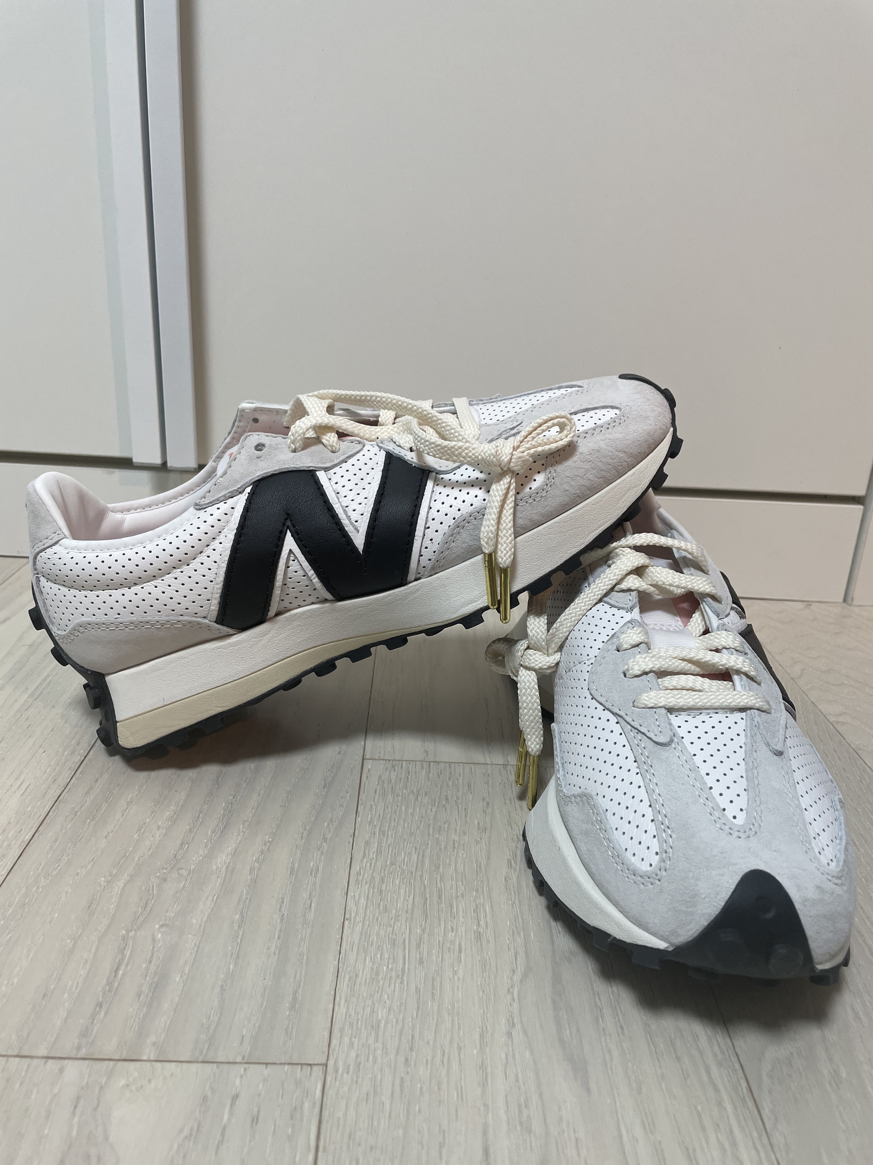 New Balance x Casablanca 327 Idealist Black Grey Pink 착용 스타일 - 2