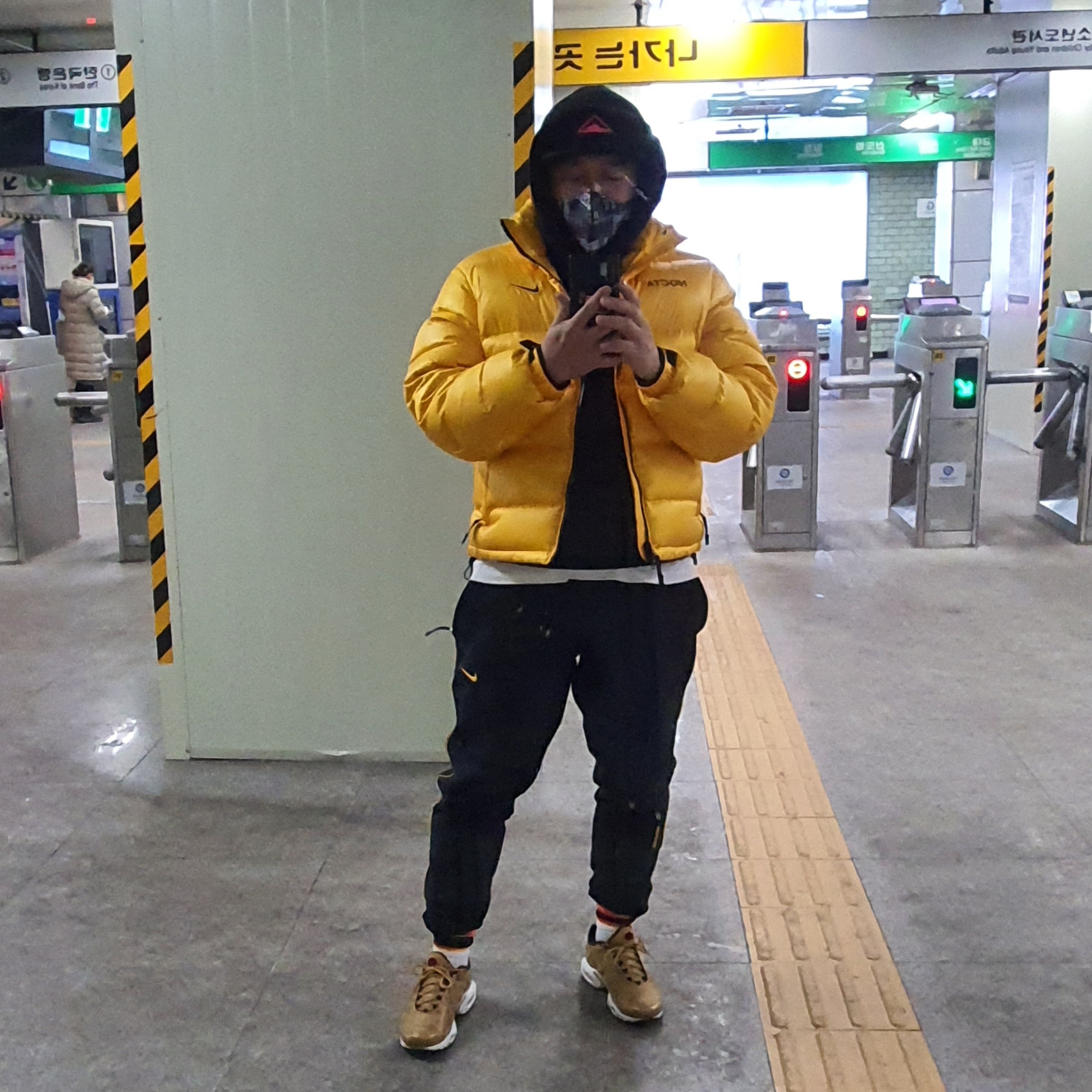 Nike x Drake Nocta Puffer Jacket University Gold - Asia, Nike x Drake Nocta Essential Hoodie Black - Asia 착용 스타일 - 1