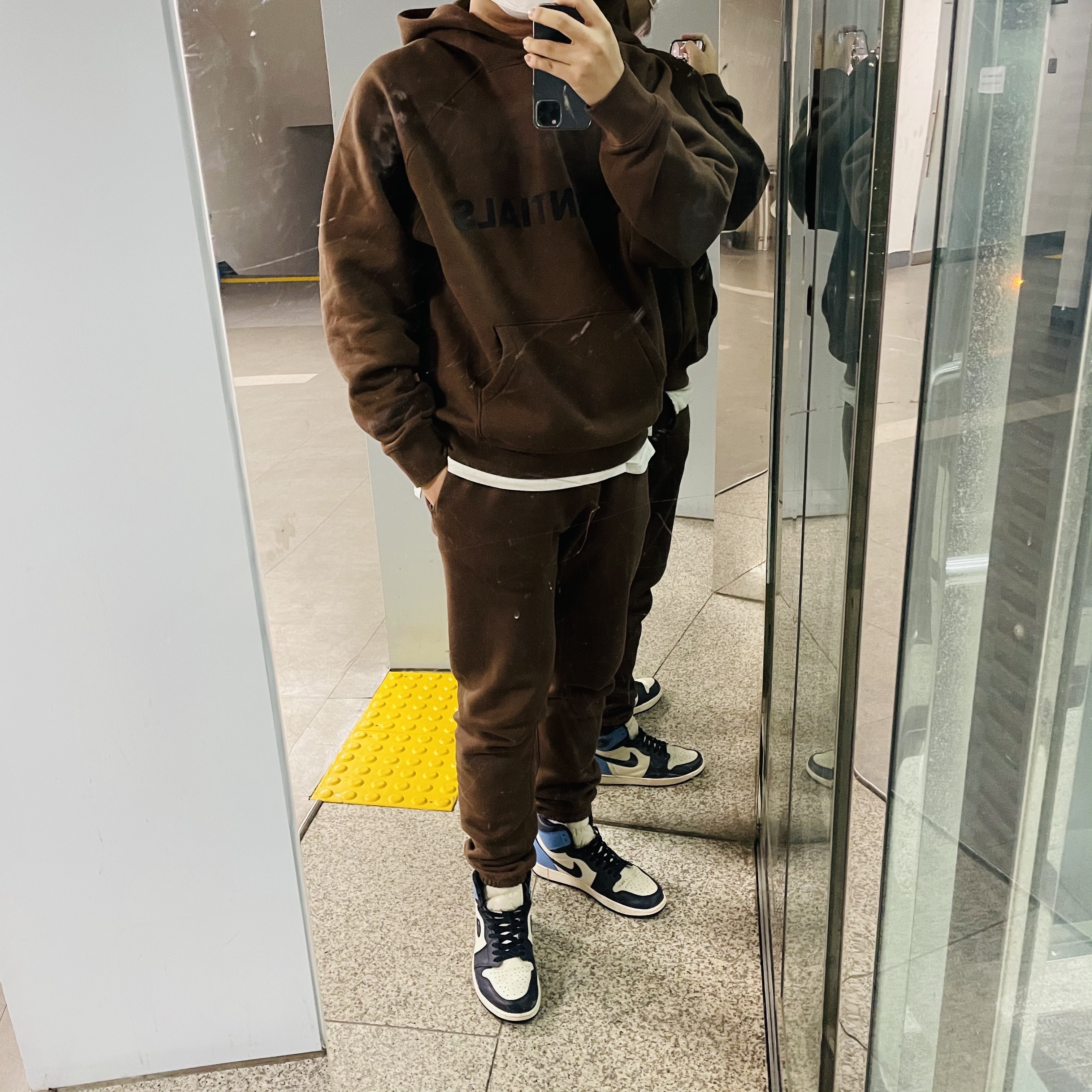 Jordan 1 Retro High Obsidian UNC, Essentials Logo Hoodie Brown/Rain Drum - Ssense Exclusive 착용 스타일