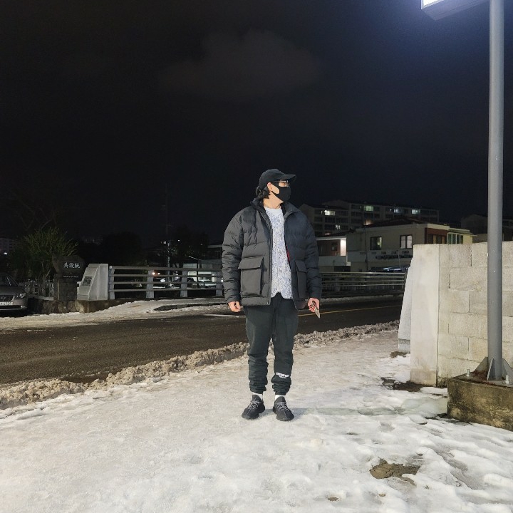 Adidas Yeezy Boost 350 V2 Black - Non-Reflective, Essentials Sweatpants Dark Slate/Black 2020 착용 스타일