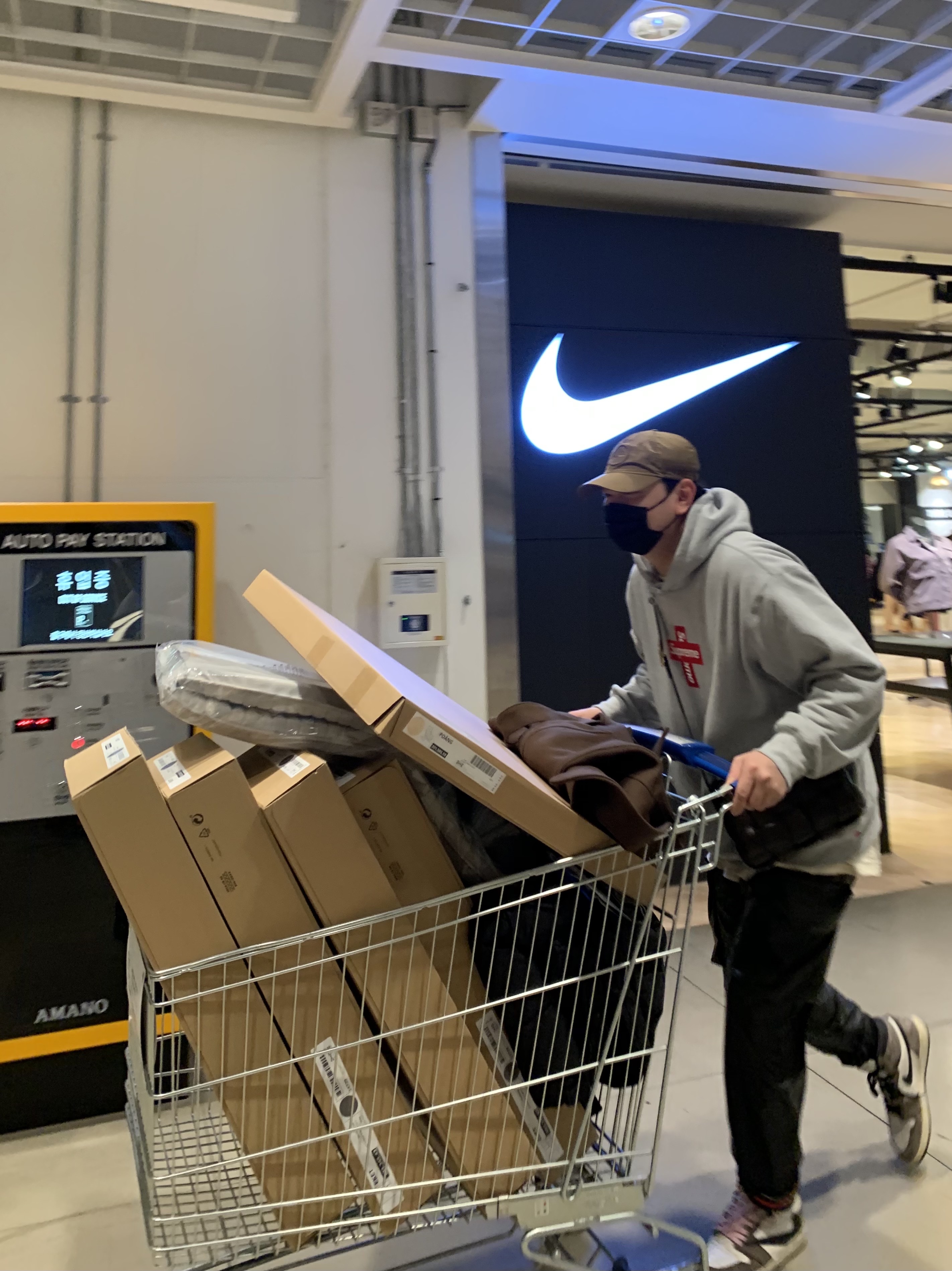 Jordan 1 x Travis Scott Retro High OG SP Mocha, Supreme Cross Box Logo Hooded Sweatshirt Heather Grey - 20FW 착용 스타일 - 1
