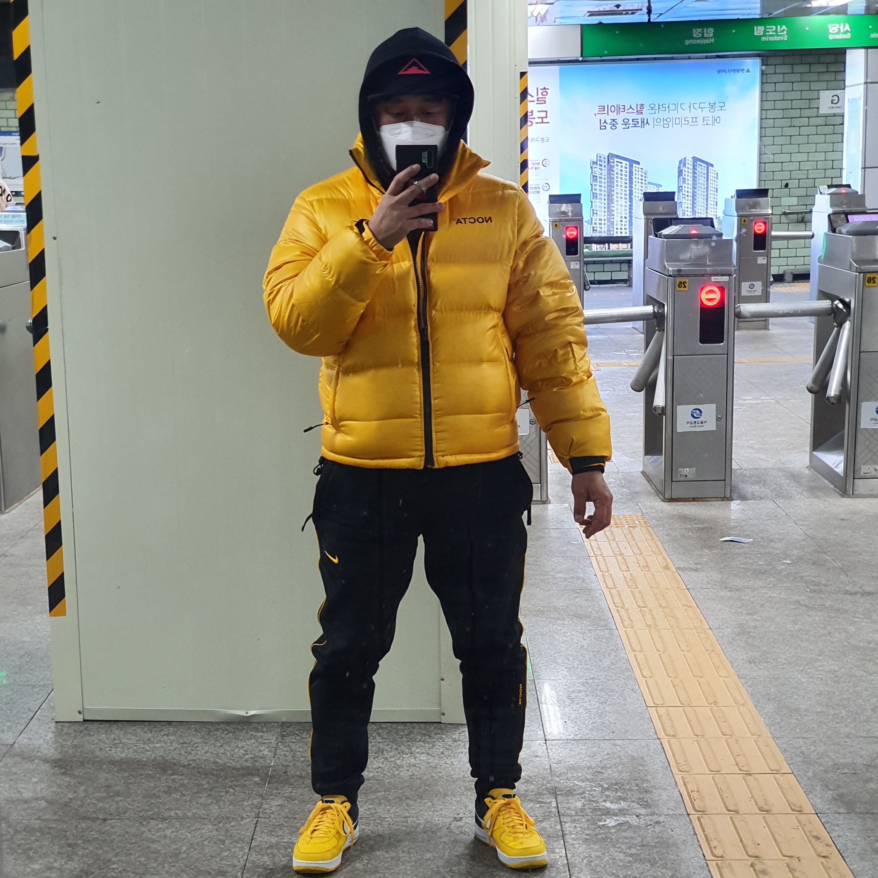 Nike x Drake Nocta Puffer Jacket University Gold - Asia, Nike x Drake Nocta Essential Hoodie Black - Asia 착용 스타일 - 4