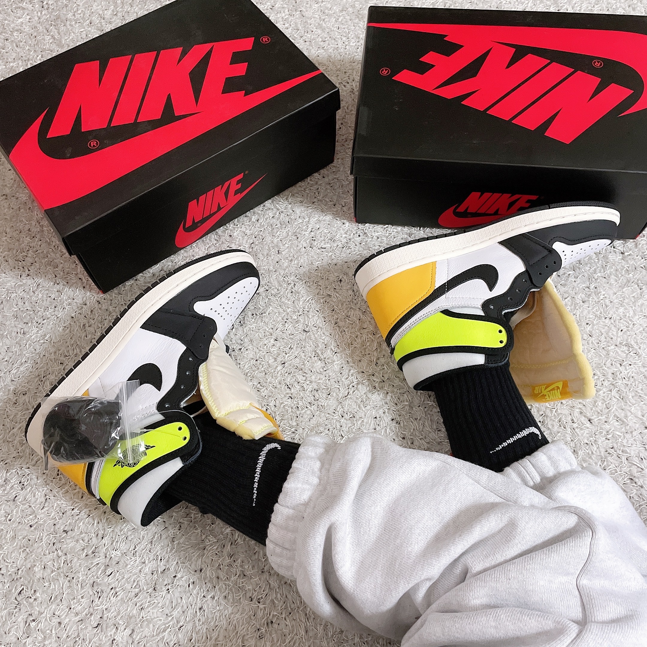 Jordan 1 Retro High OG Volt Gold 착용 스타일