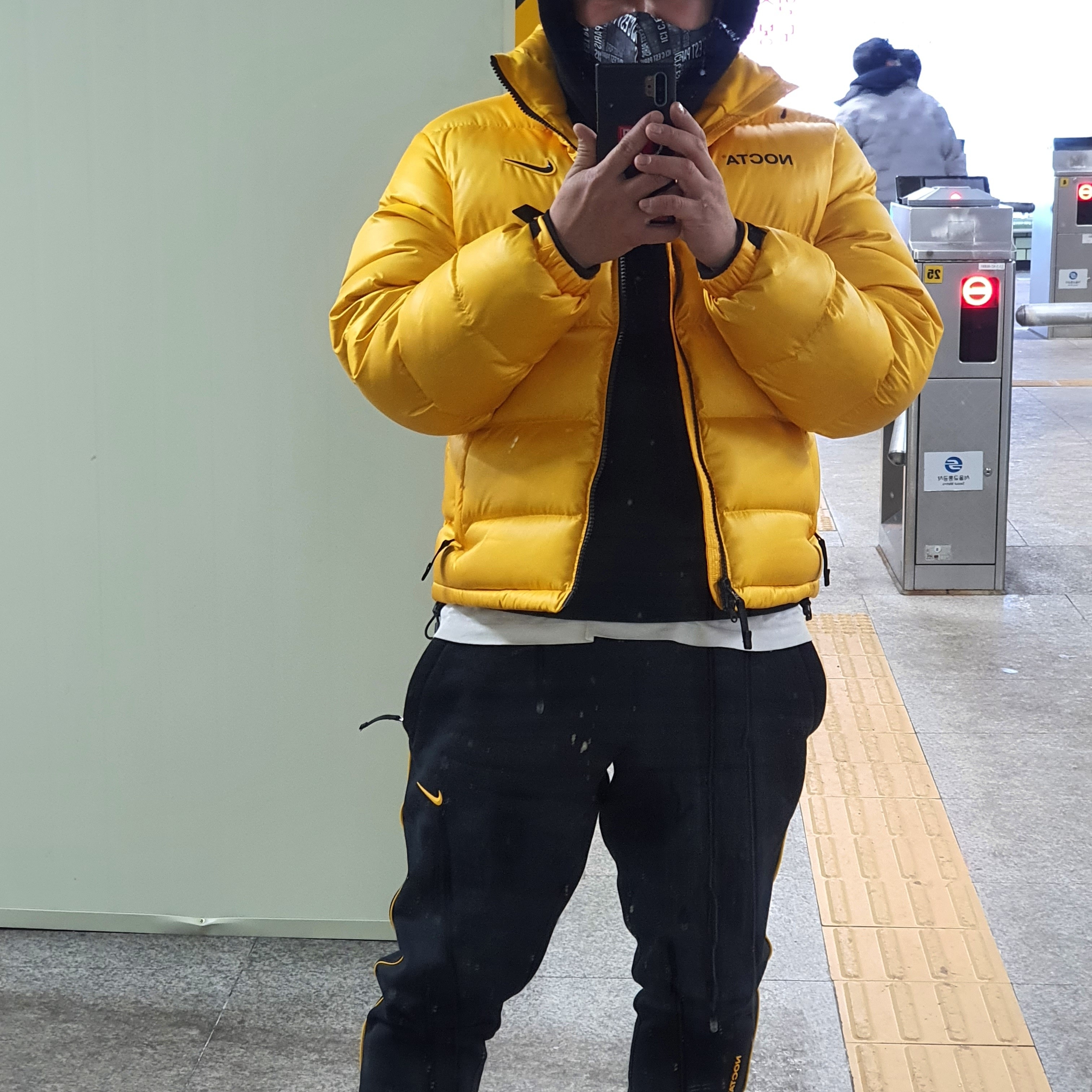 Nike x Drake Nocta Puffer Jacket University Gold - Asia, Nike x Drake Nocta Essential Hoodie Black - Asia 착용 스타일 - 2