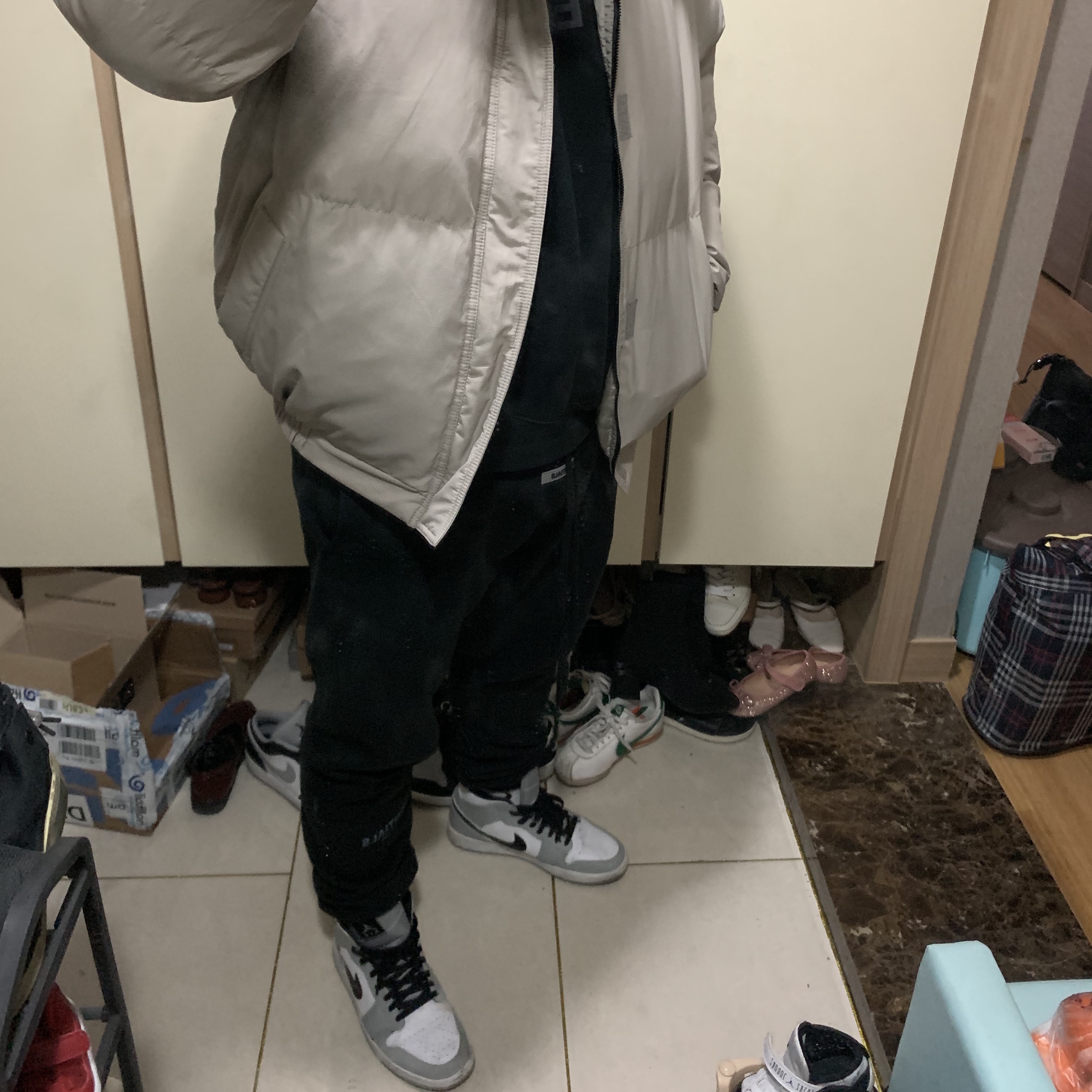Jordan 1 Mid Light Smoke Grey, Essentials 3D Silicon Applique Boxy Long Sleeve T-Shirt Dark Slate/Black 2020 착용 스타일