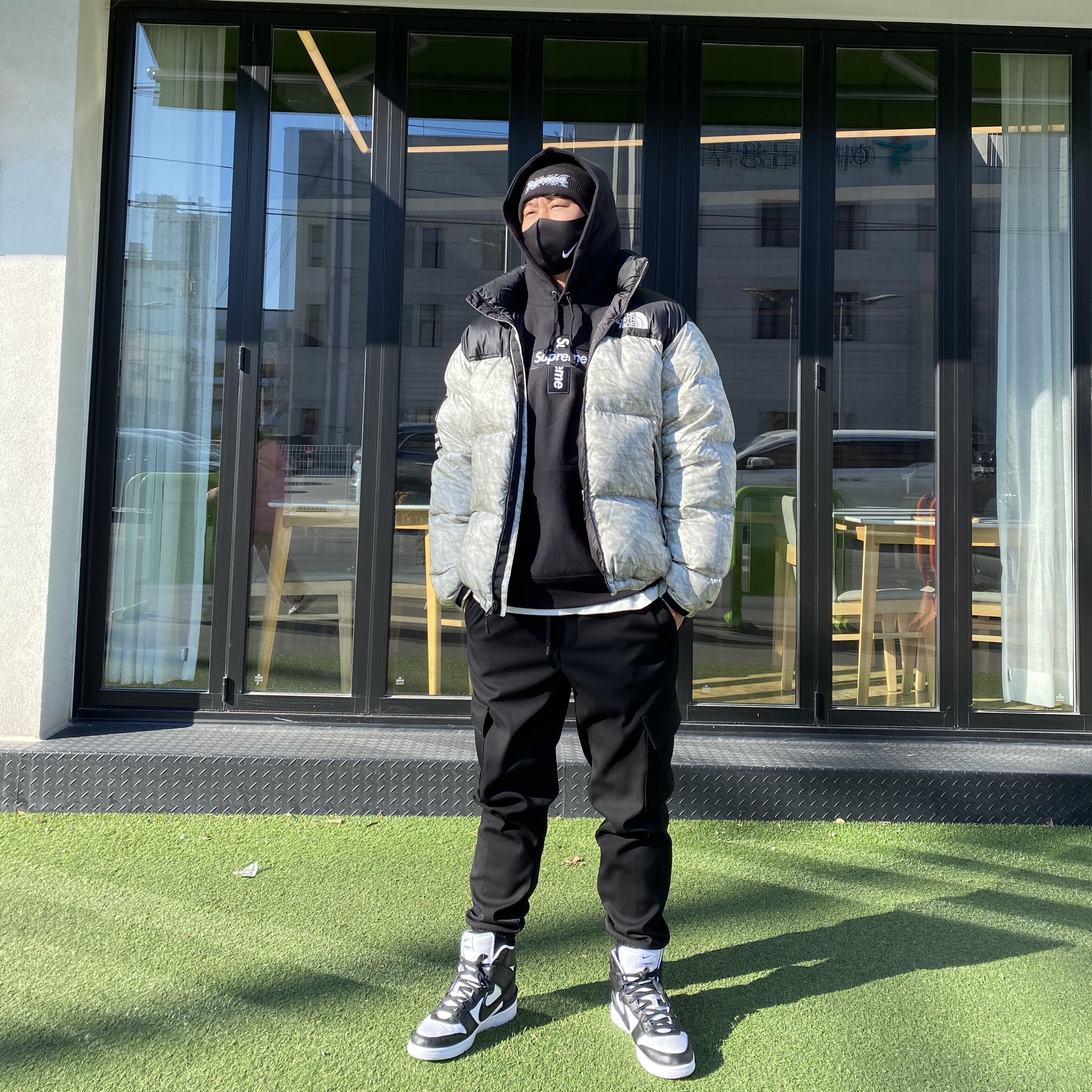 Supreme x The North Face Paper Print Nuptse Jacket - 19FW, Nike x Ambush Dunk High Black 착용 스타일 - 1