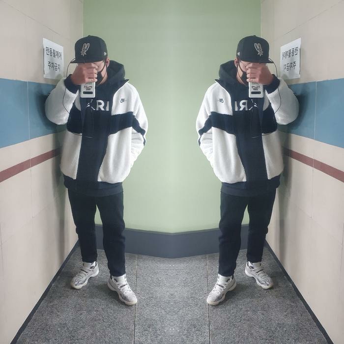 Jordan 11 Retro Low Snake Light Bone, Nike Big Swoosh Full Zip Jacket White Navy 착용 스타일