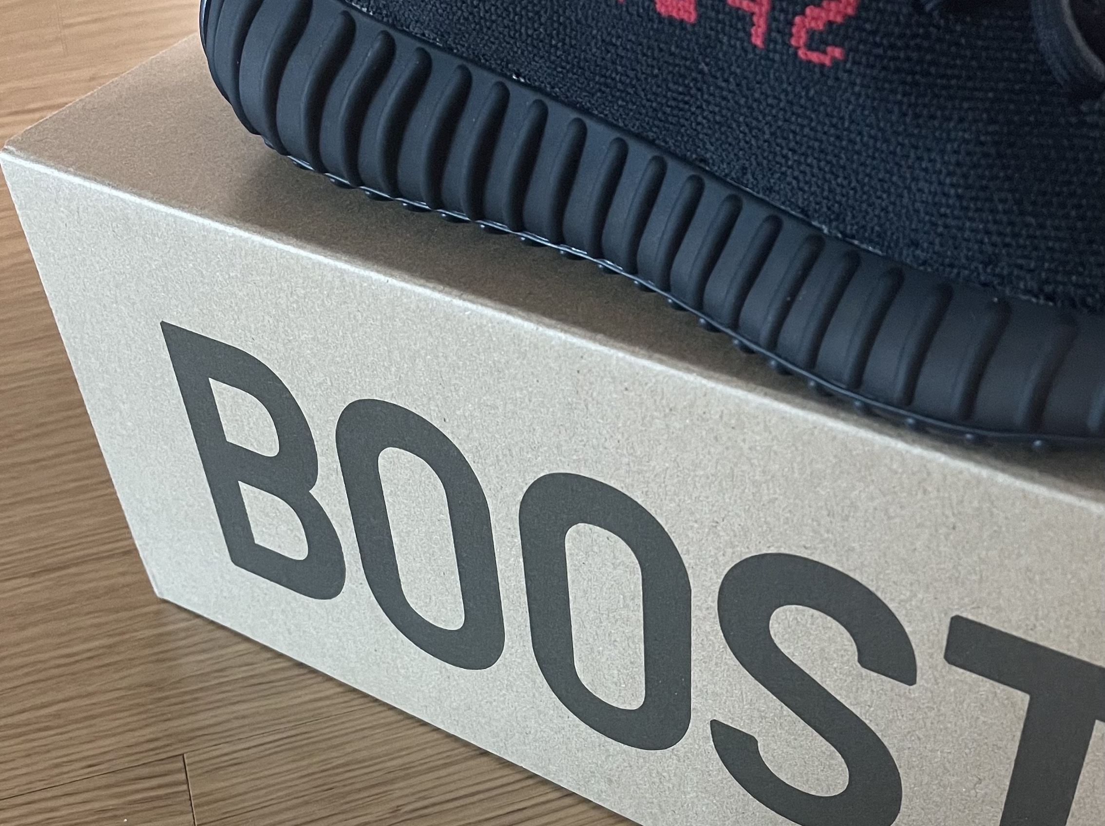 Adidas Yeezy Boost 350 V2 Black Red 2020 착용 스타일