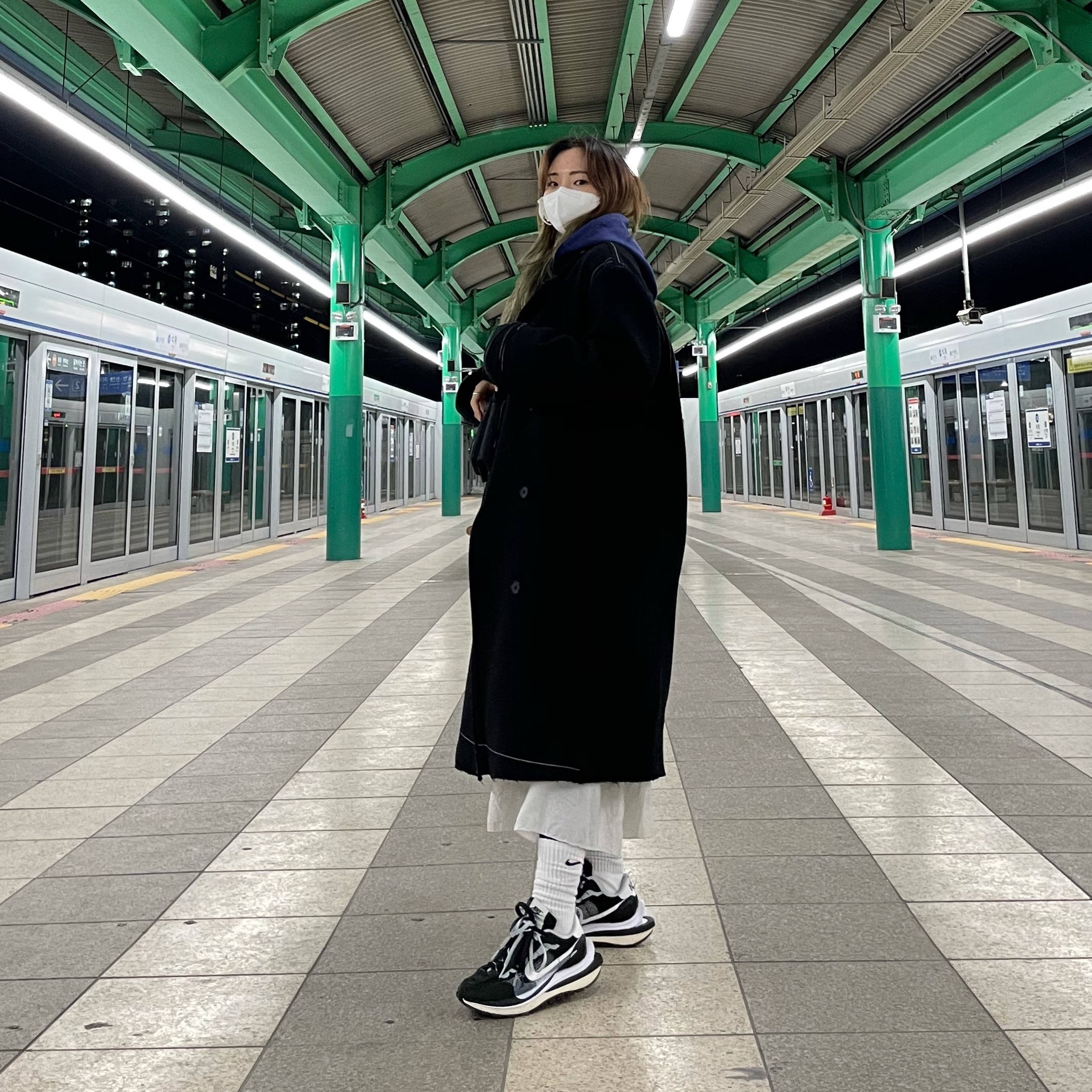 Nike x Sacai VaporWaffle Black White 착용 스타일 - 1