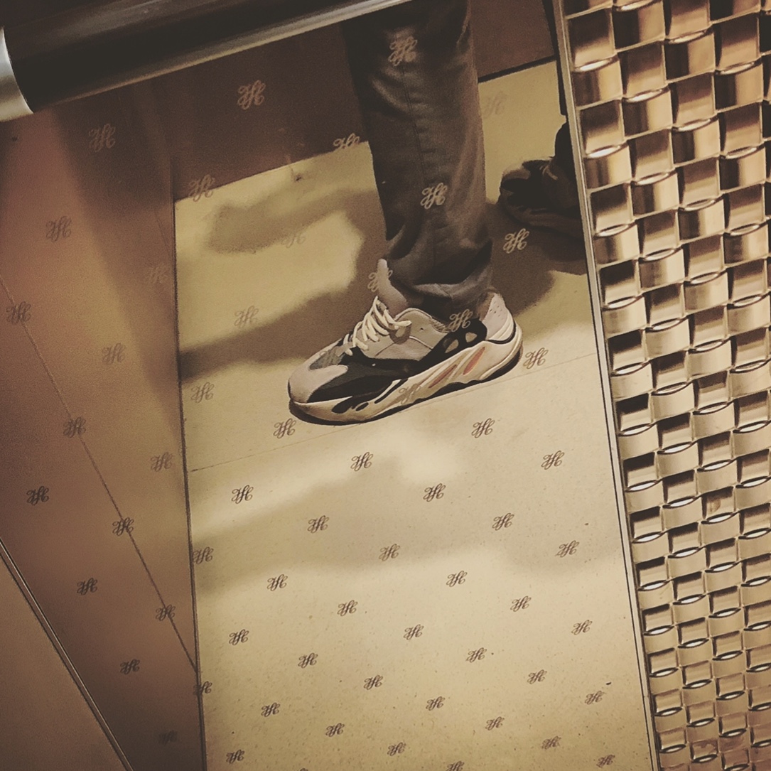 Adidas Yeezy Boost 700 Wave Runner Solid Grey 2017/2019 착용 스타일