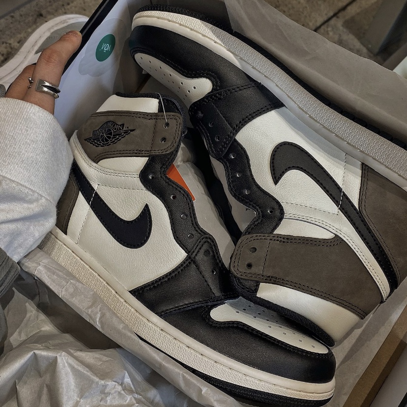 Jordan 1 Retro High OG Black Mocha 착용 스타일 - 2
