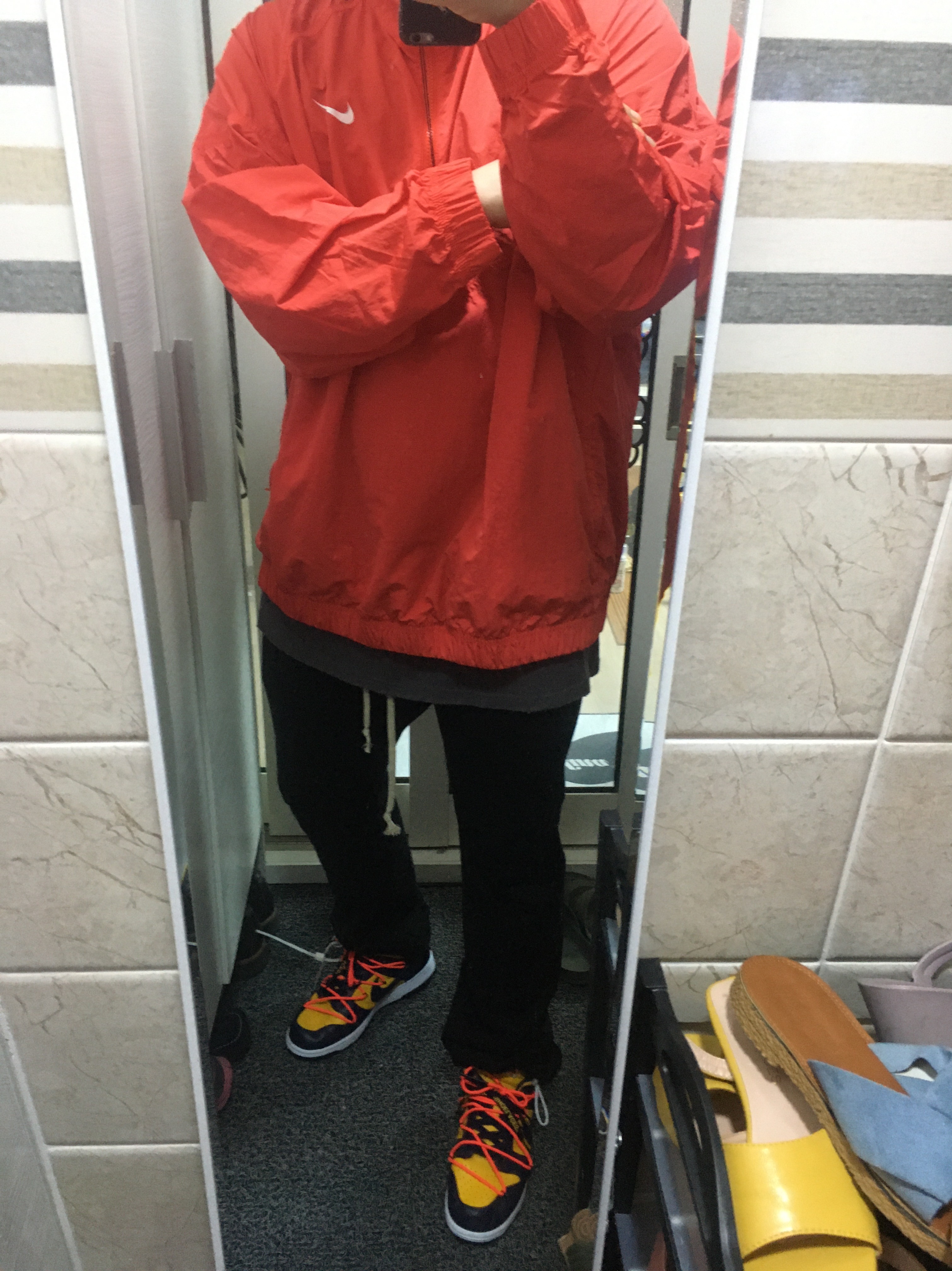 Nike x Off-White Dunk Low University Gold Midnight Navy, Nike x Stussy Windrunner Jacket Habanero Red 착용 스타일