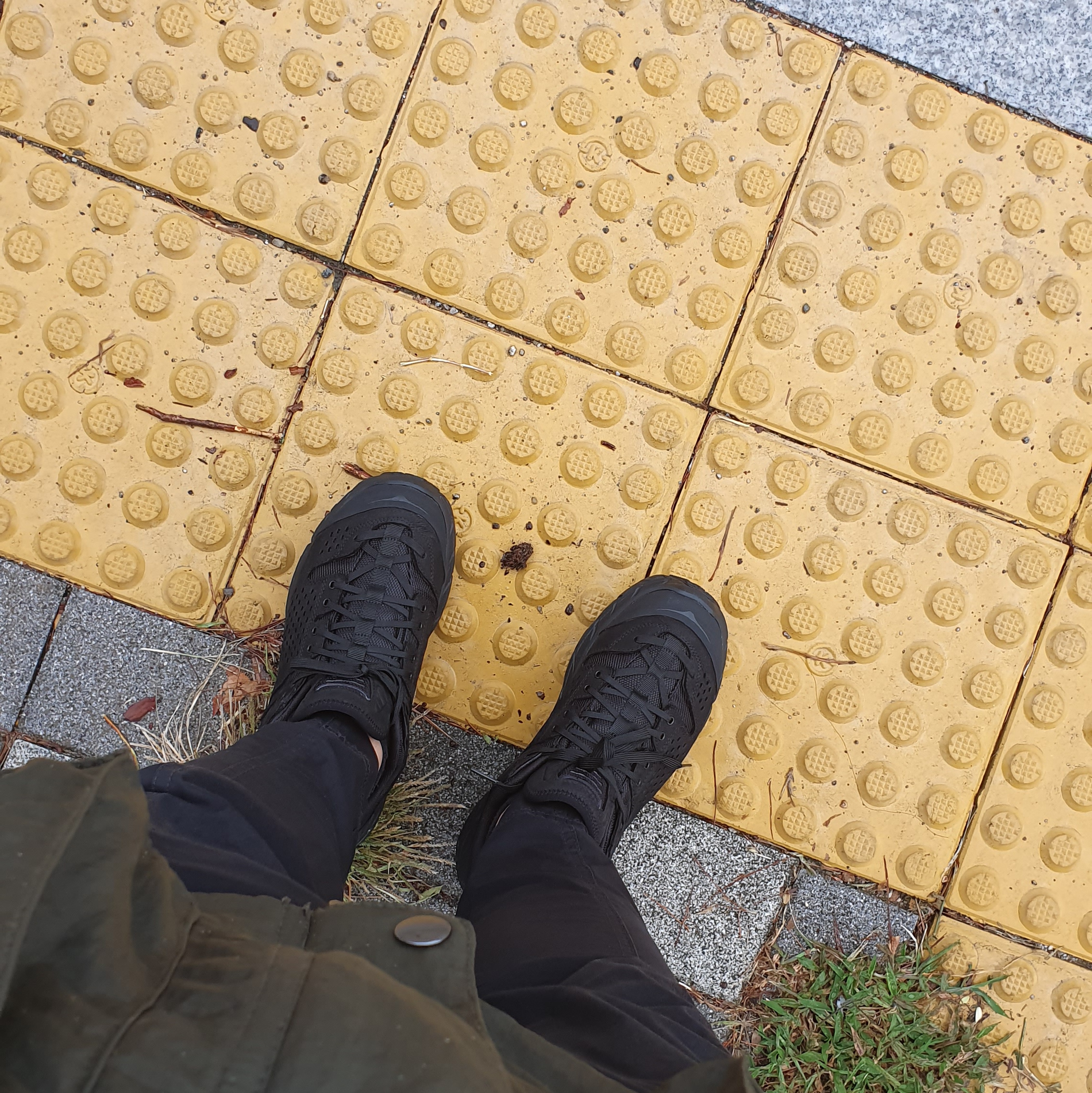 Hoka Tor Ultra Low WP JP Black 착용 스타일 - 1