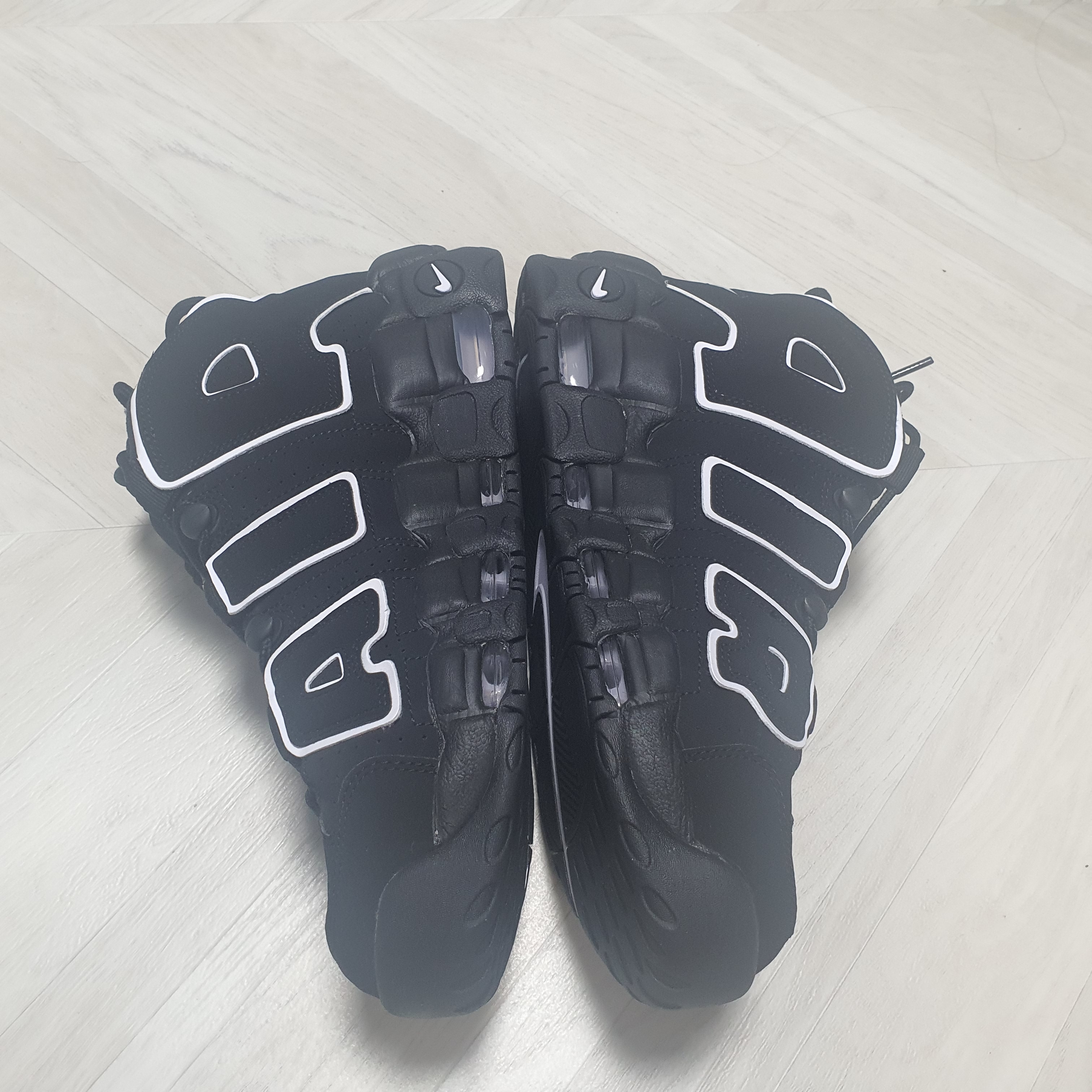 Nike Air More Uptempo Black White 2020 착용 스타일 - 3