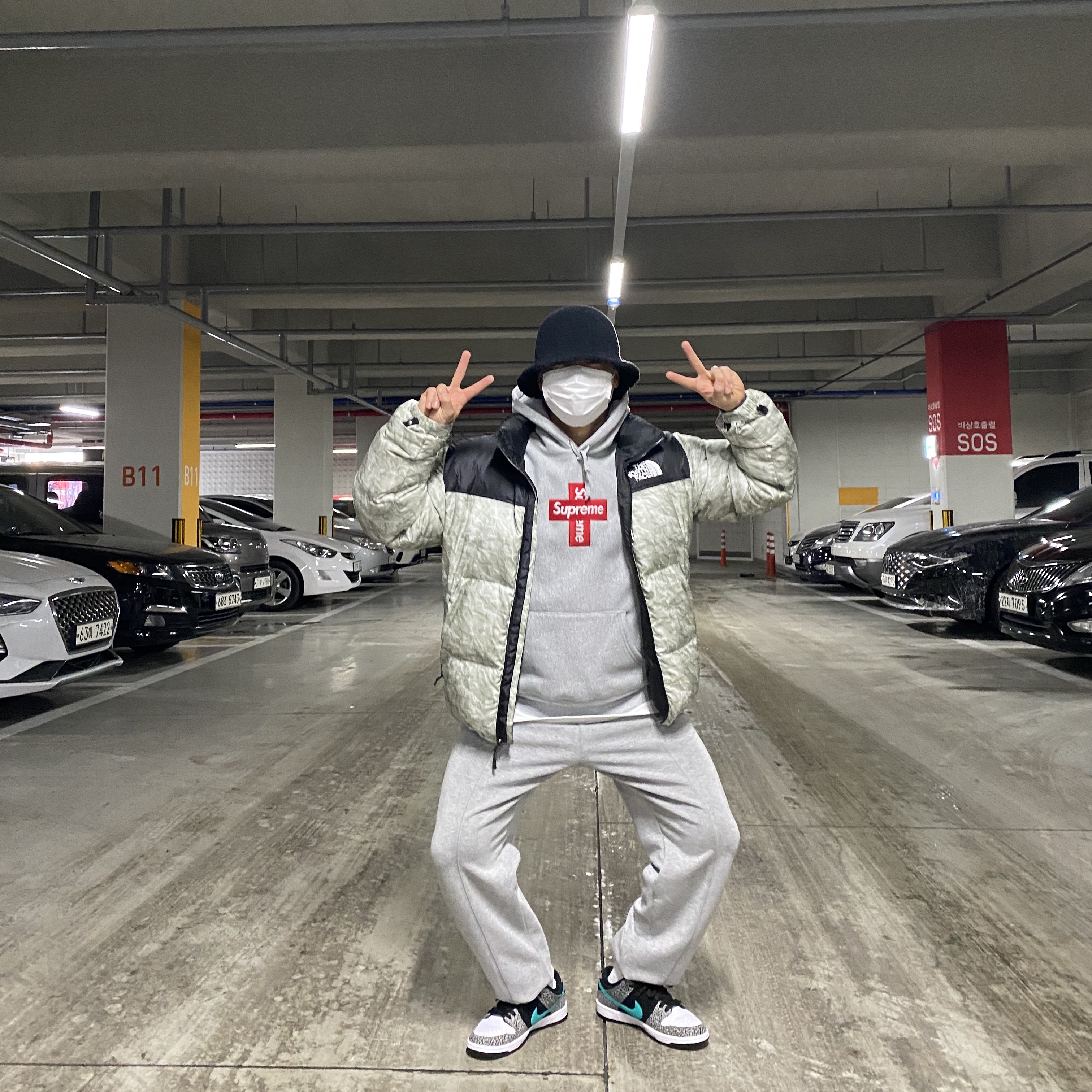 Nike SB Dunk Low Pro Clear Jade, Supreme Cross Box Logo Hooded Sweatshirt Heather Grey - 20FW 착용 스타일 - 1