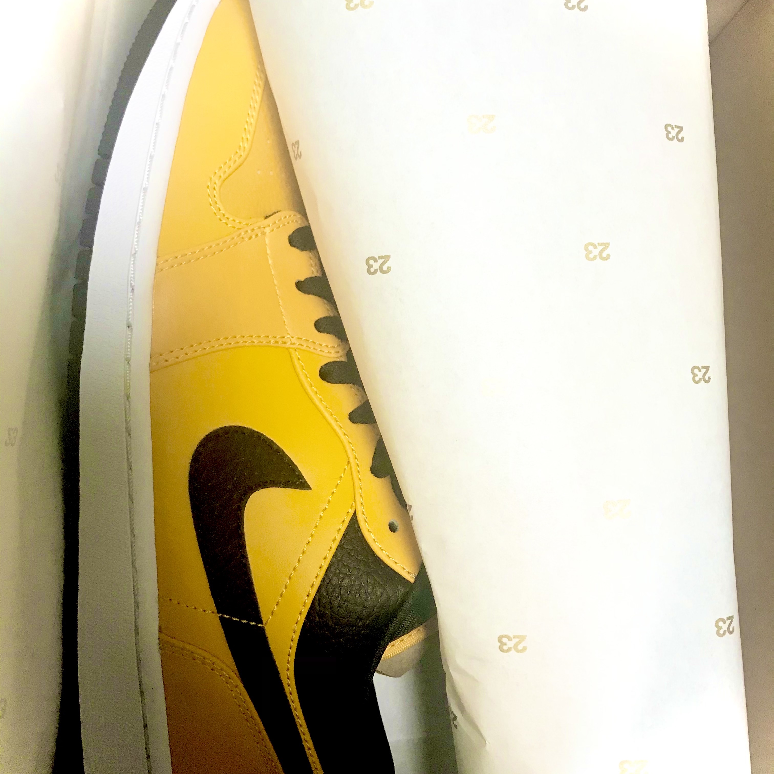 Jordan 1 Low University Gold Black 착용 스타일