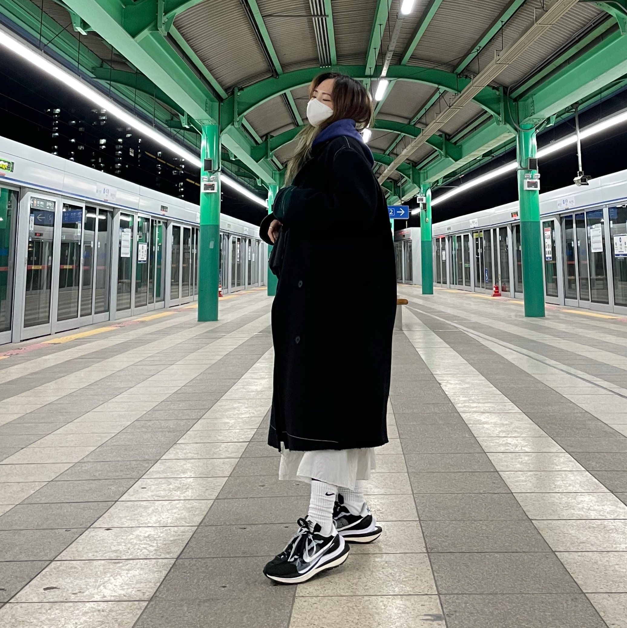 Nike x Sacai VaporWaffle Black White 착용 스타일 - 2