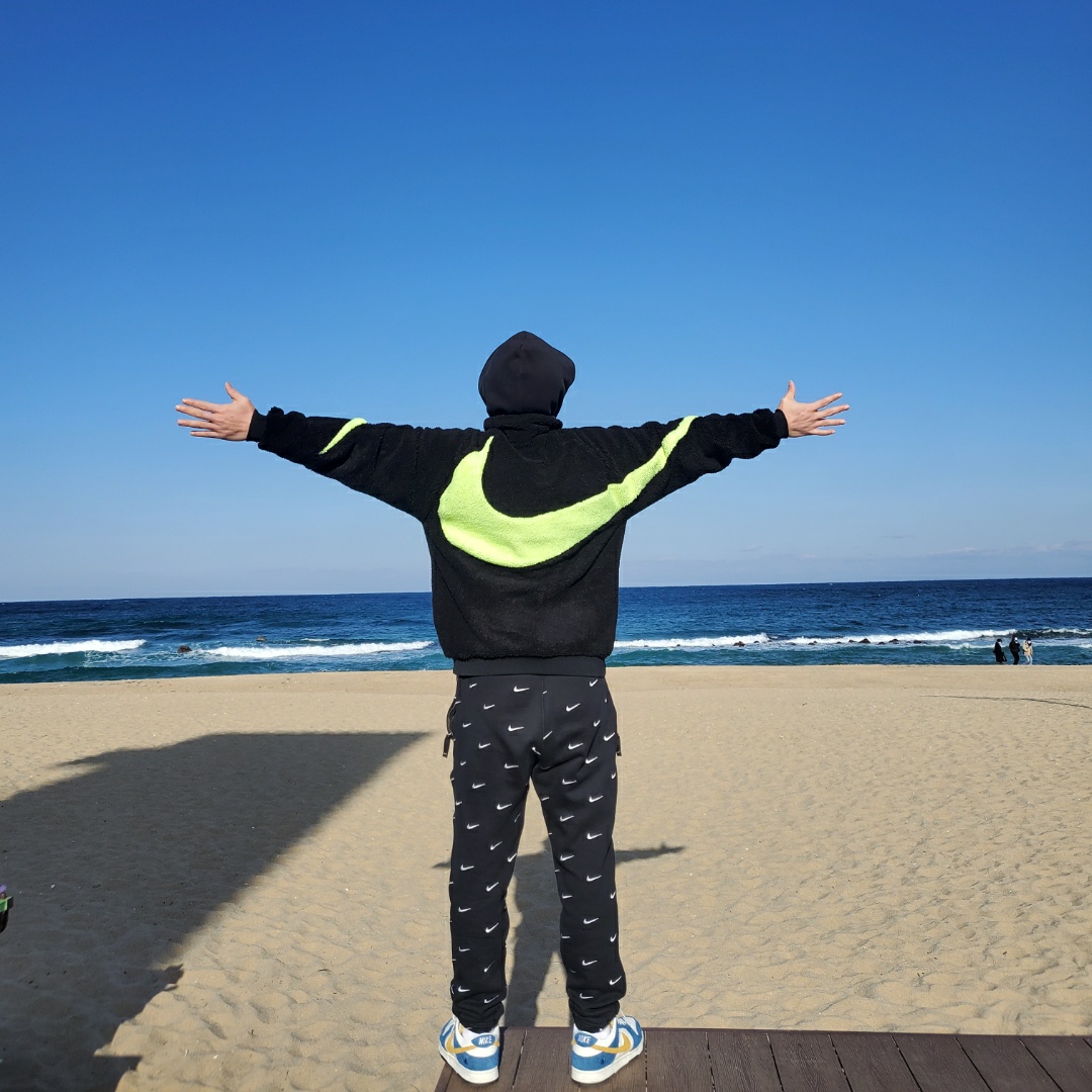 Nike x Kasina Dunk Low 80's Bus, Nike Big Swoosh Full Zip Jacket Black Volt 착용 스타일