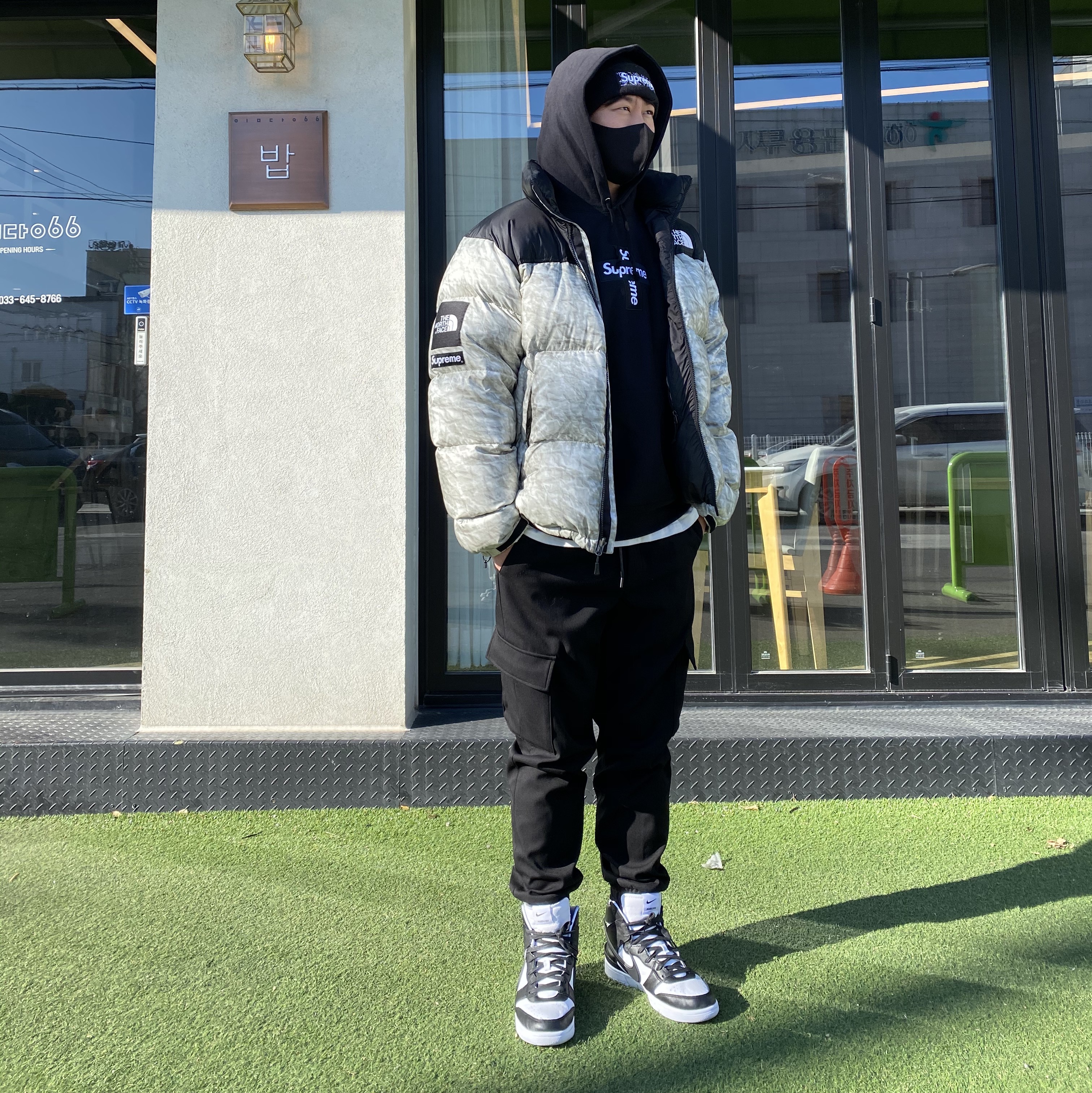 Supreme x The North Face Paper Print Nuptse Jacket - 19FW, Nike x Ambush Dunk High Black 착용 스타일 - 2