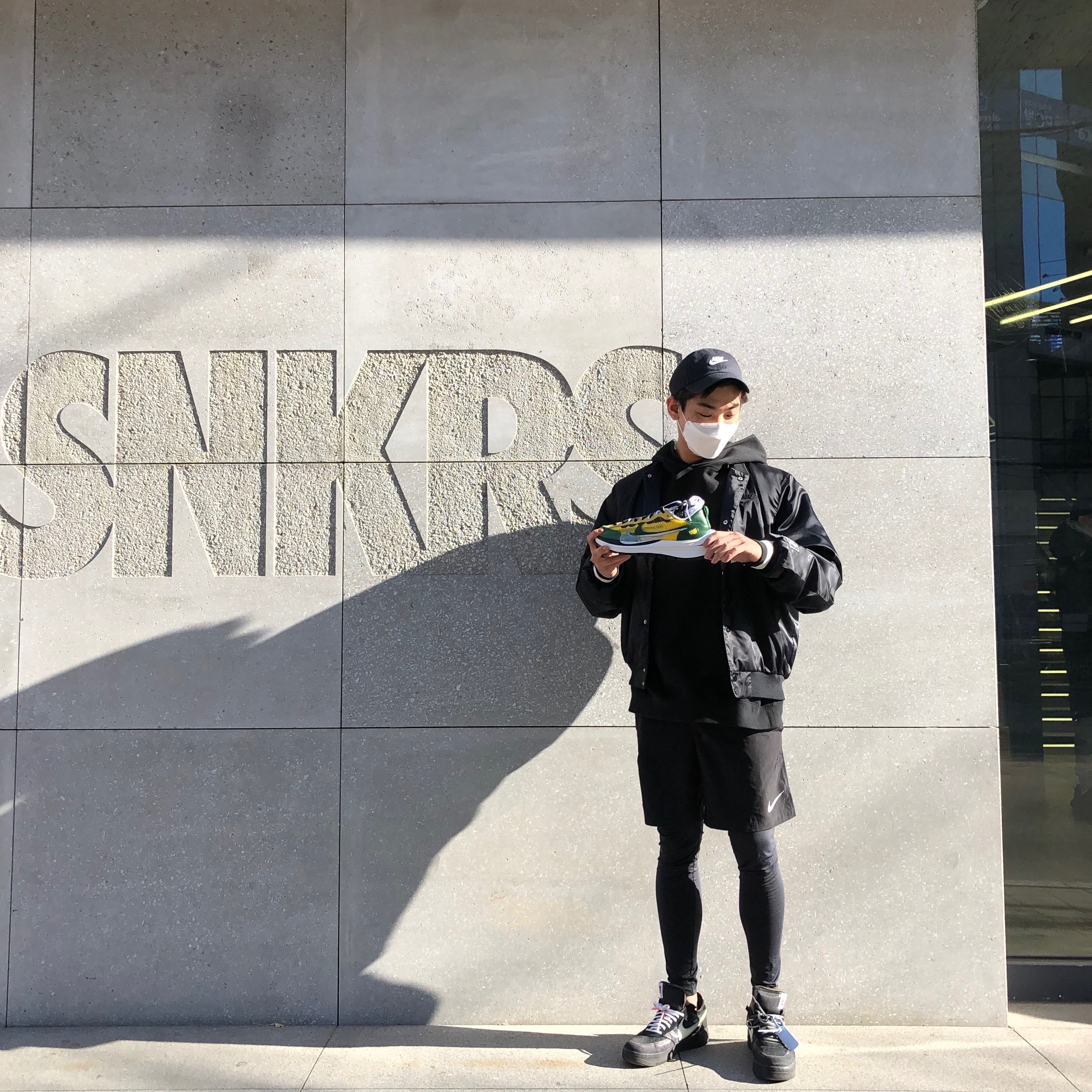 Nike x Sacai VaporWaffle Tour Yellow & Gorge Green Sail 착용 스타일