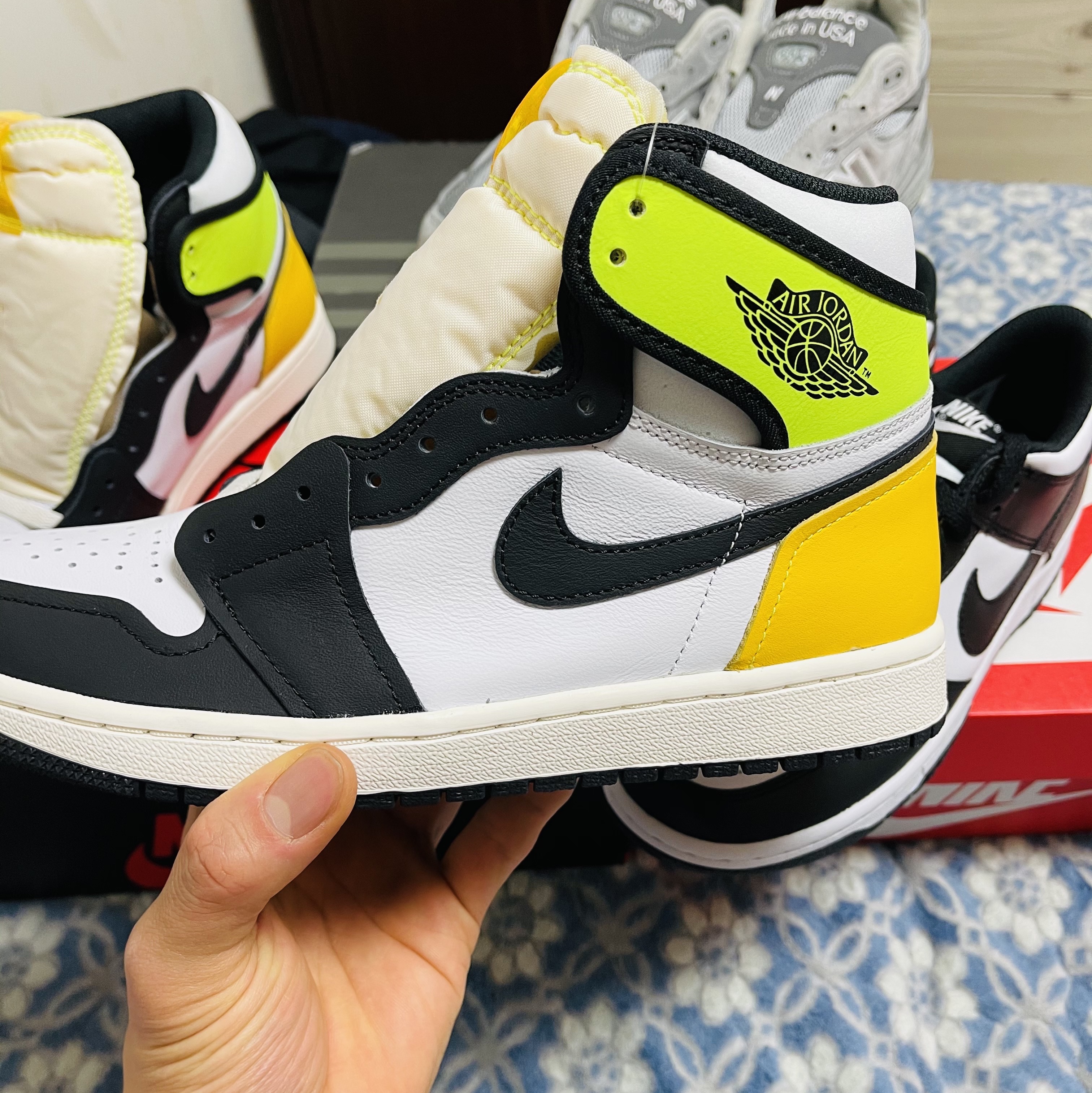 (GS) Nike Dunk Low Black, Jordan 1 Retro High OG Volt Gold 착용 스타일 - 2
