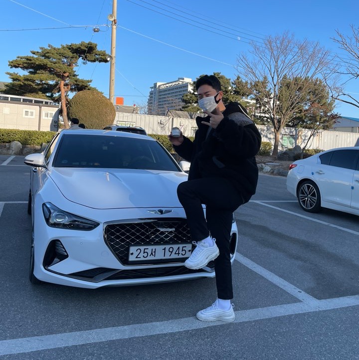Nike Air Max 97 Triple White Wolf Grey 착용 스타일