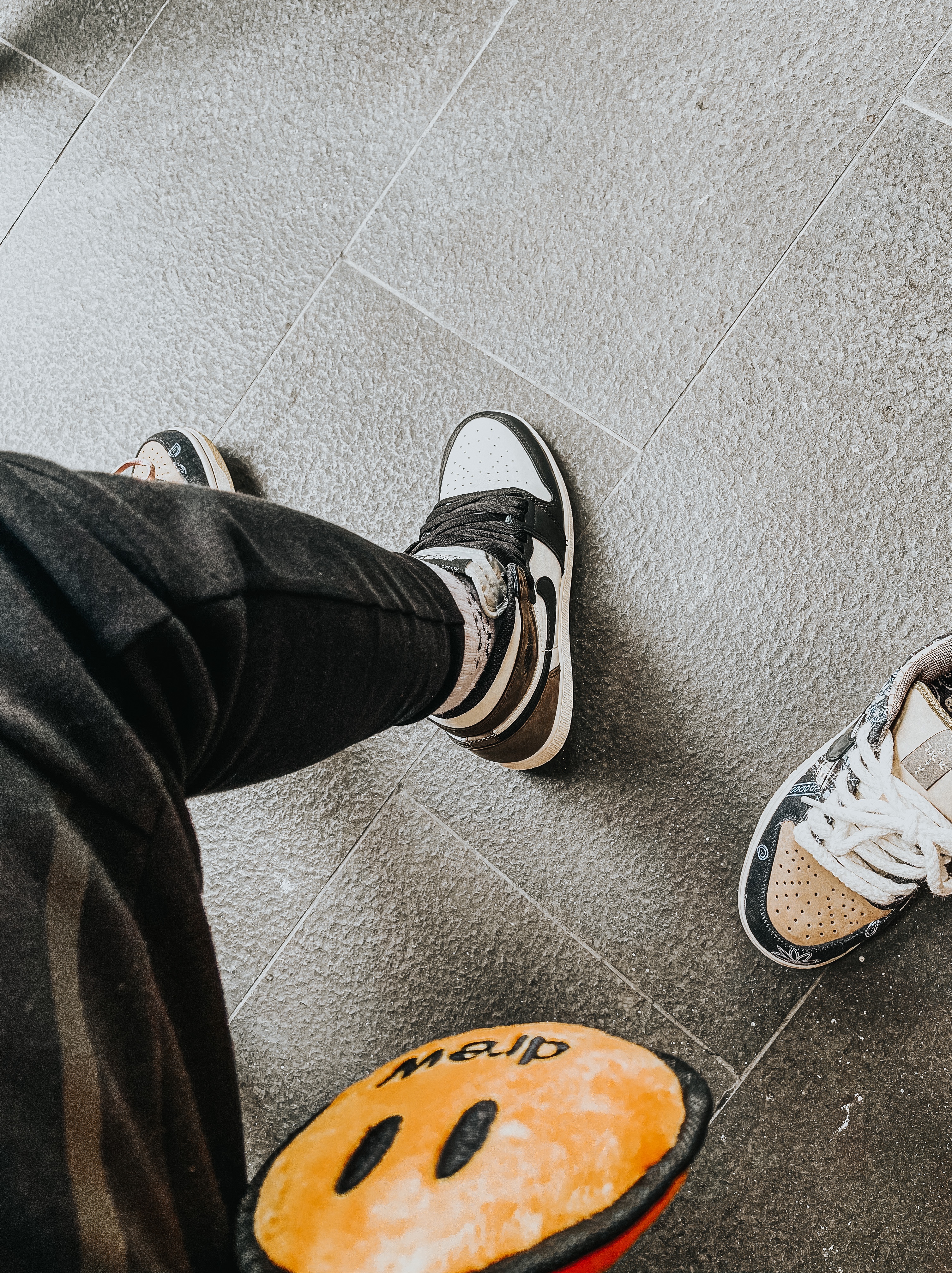 Jordan 1 Retro High OG Black Mocha, Nike x Travis Scott SB Dunk Low 착용 스타일