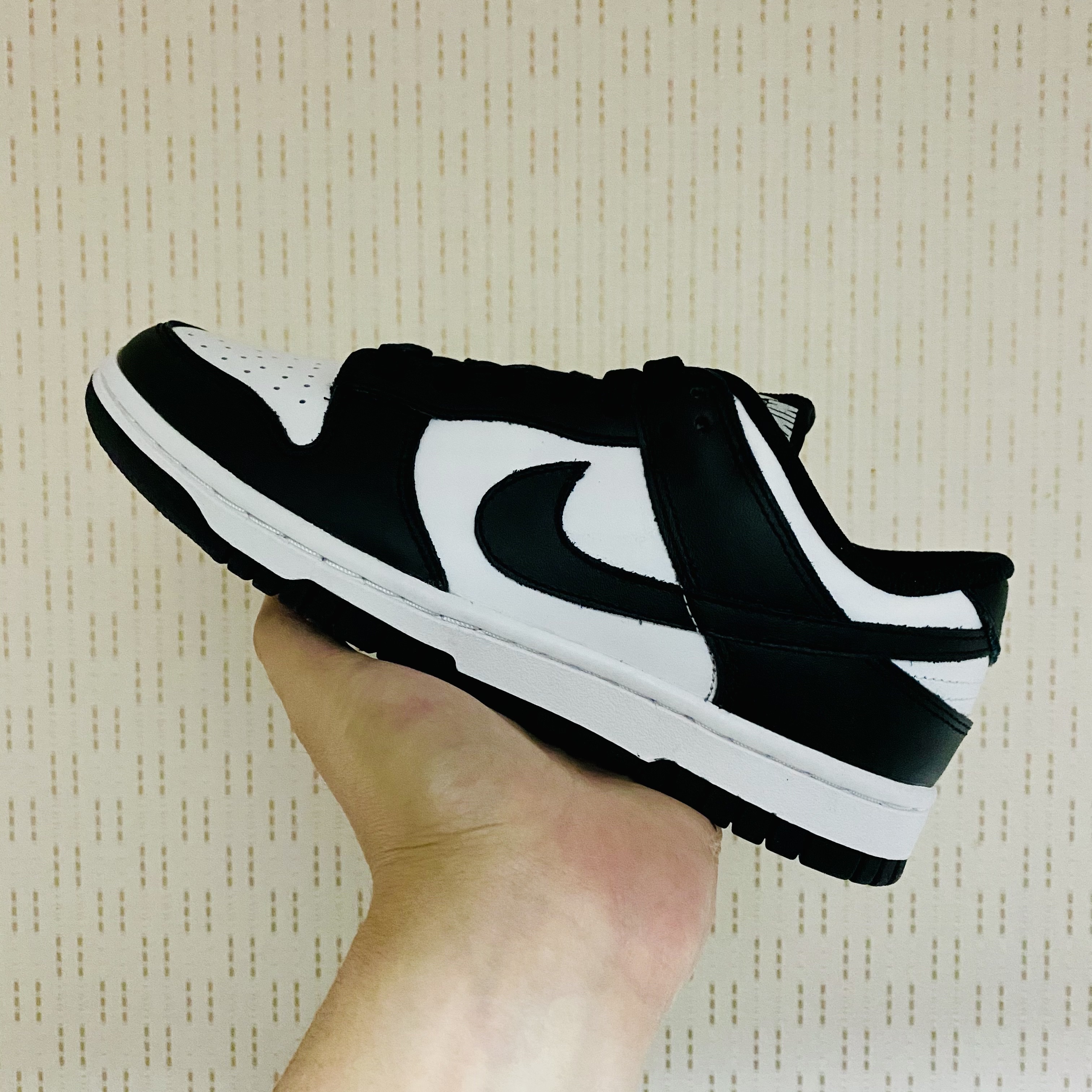 (W) Nike Dunk Low Black 착용 스타일 - 1