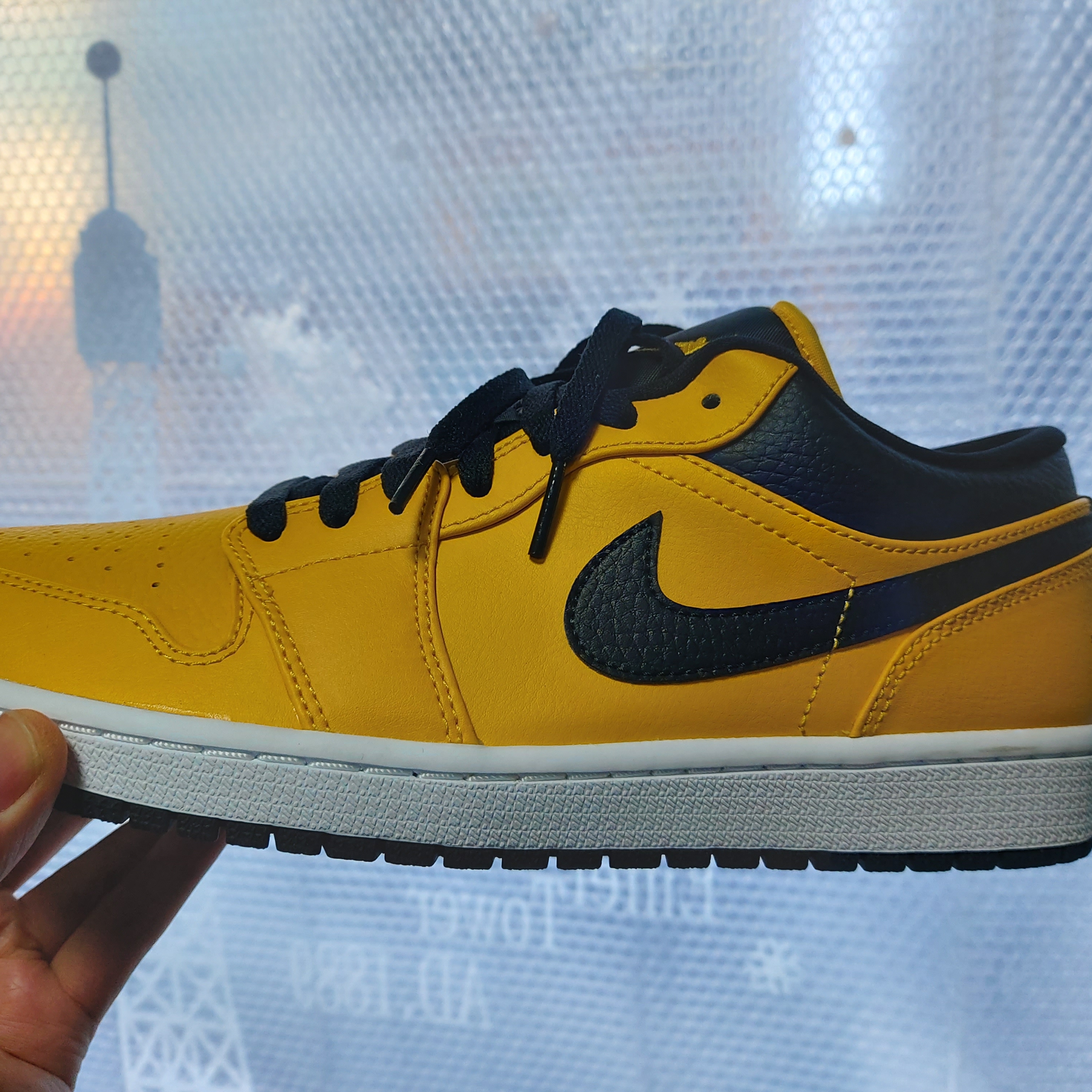 Jordan 1 Low University Gold Black 착용 스타일