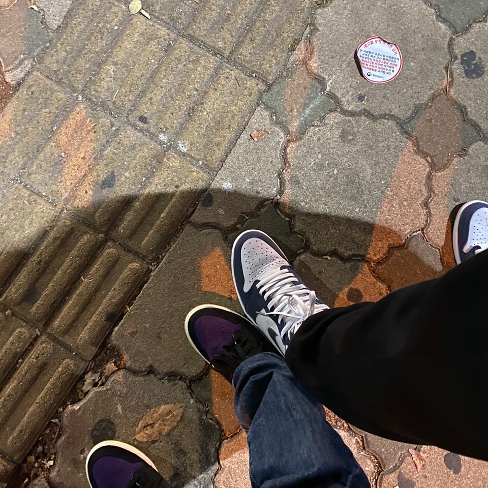 Jordan 1 Retro High OG CO.JP Midnight Navy, (W) Jordan 1 Zoom Air CMFT Plum Purple 착용 스타일