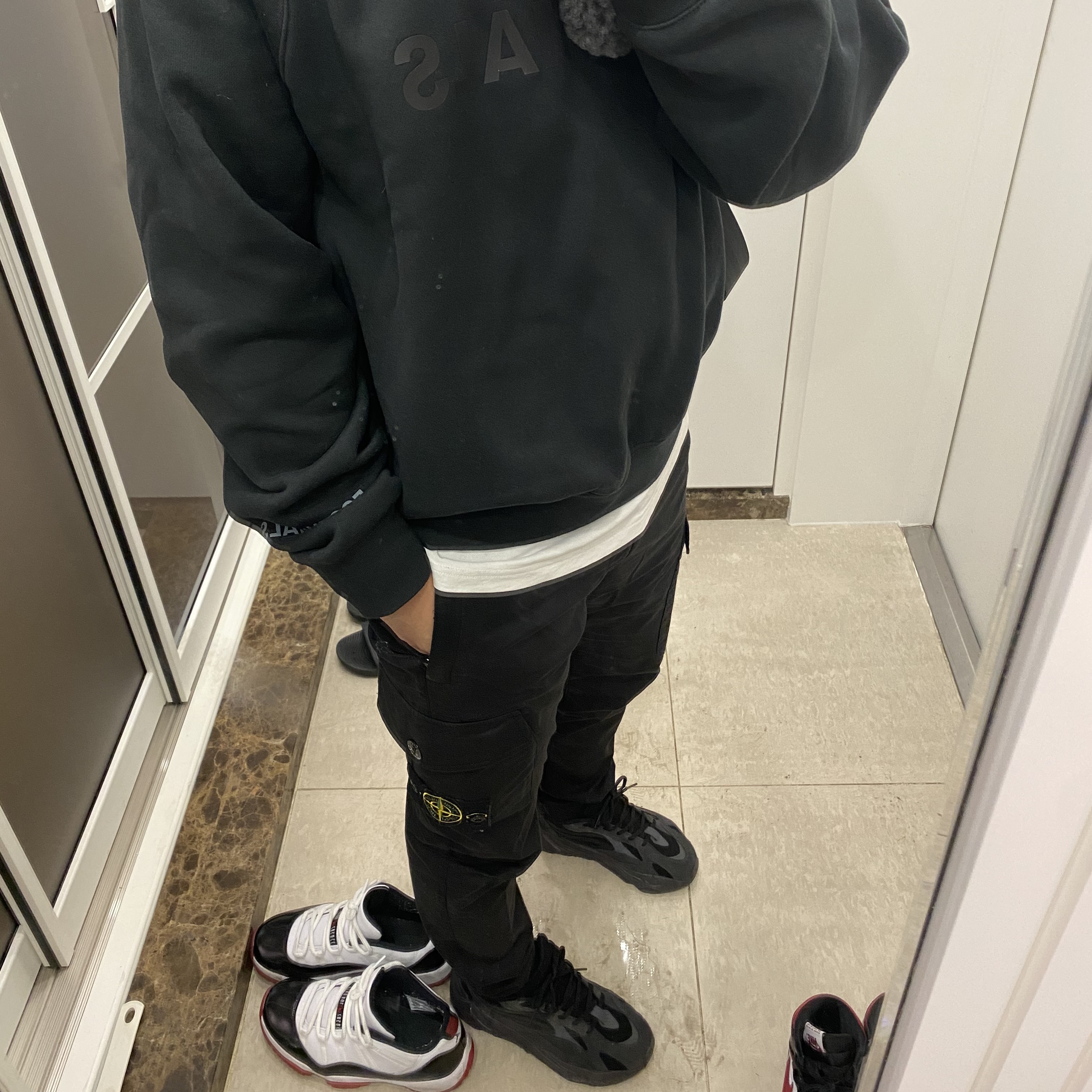 Adidas Yeezy Boost 700 V2 Vanta 2019, Essentials 3D Silicon Applique Crewneck Dark Slate/Black 2020 착용 스타일