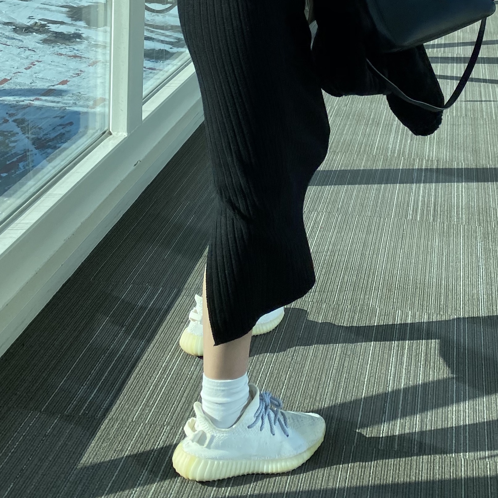 Adidas Yeezy Boost 350 V2 Cream/Triple White 착용 스타일