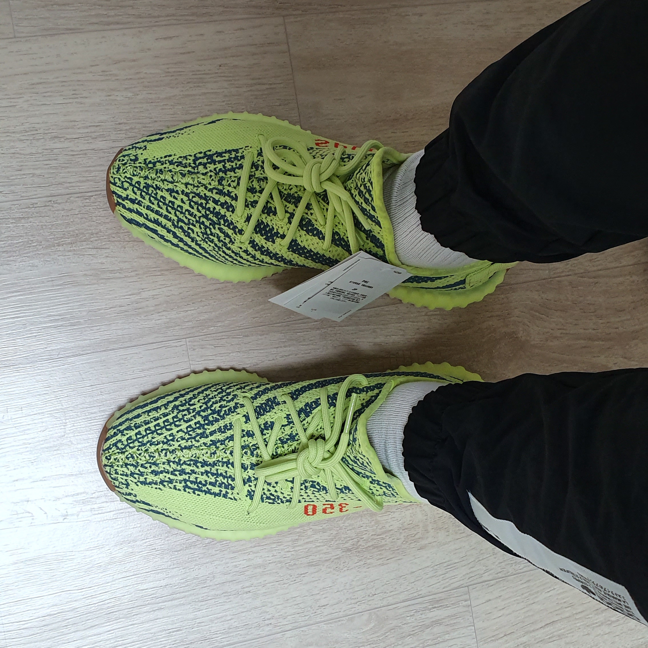 Adidas Yeezy Boost 350 V2 Zebra 2017/2019/2020, Adidas Yeezy Boost 350 V2 Cream/Triple White 착용 스타일 - 4
