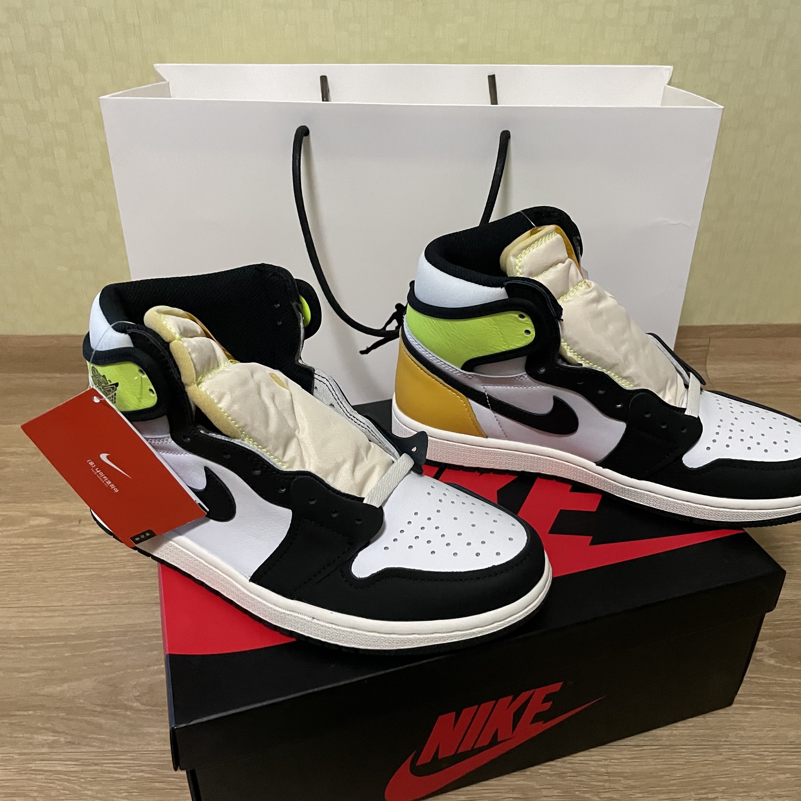 Jordan 1 Retro High OG Volt Gold 착용 스타일