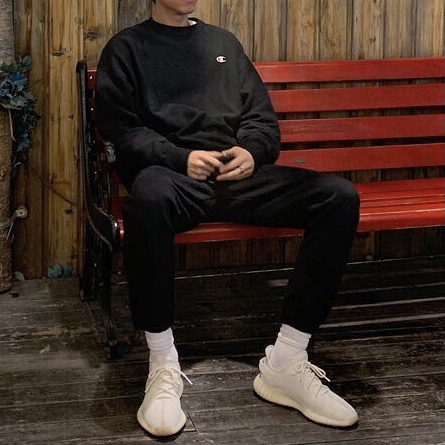 Adidas Yeezy Boost 350 V2 Cream/Triple White 착용 스타일