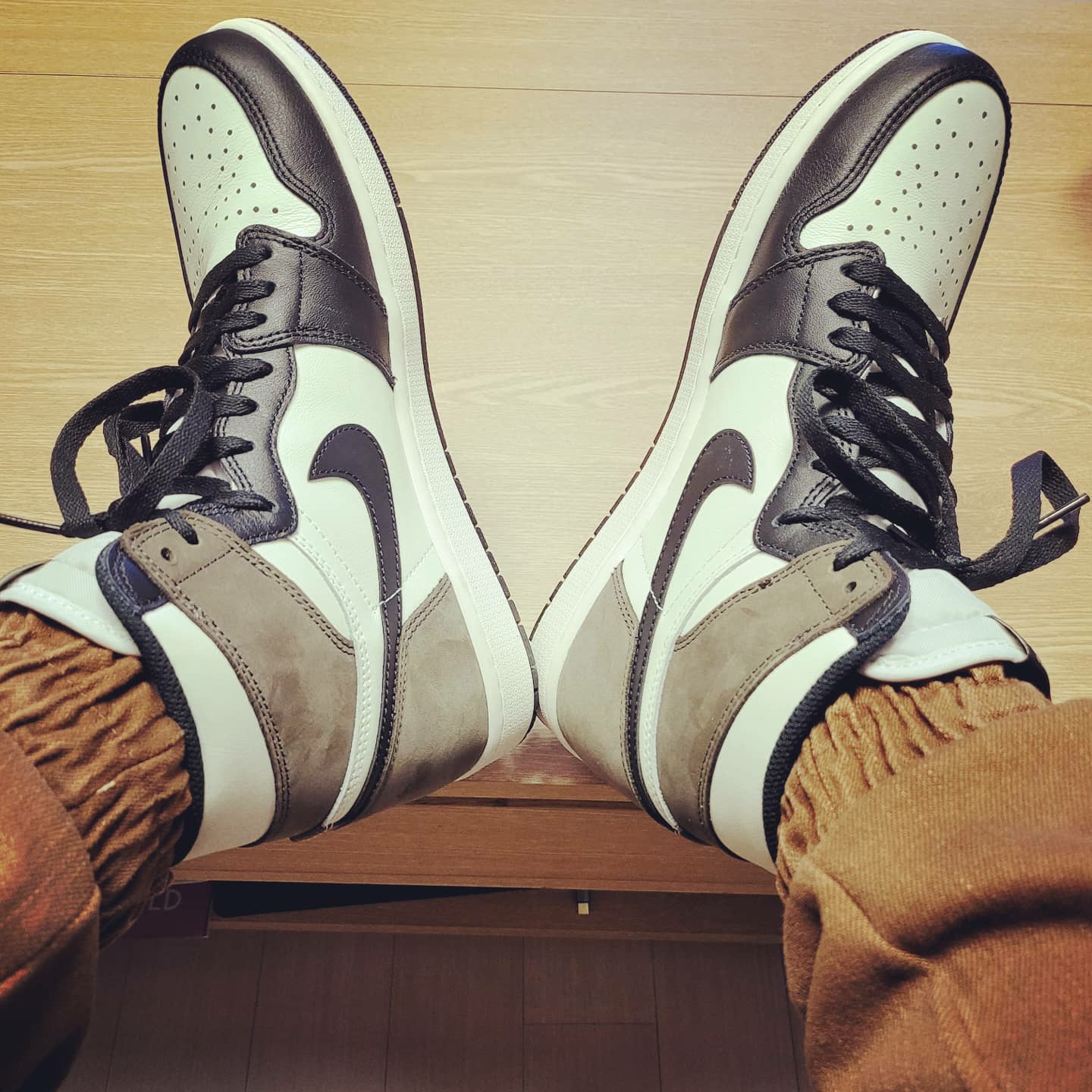 Jordan 1 Retro High OG Black Mocha 착용 스타일 - 2
