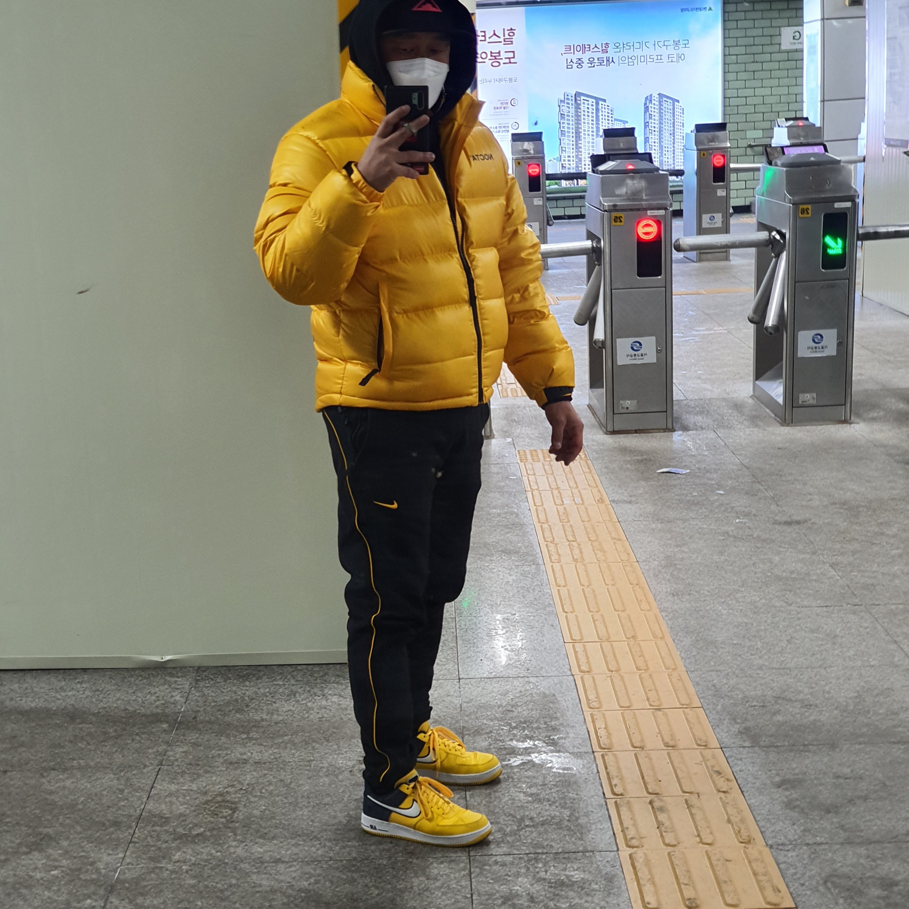 Nike x Drake Nocta Puffer Jacket University Gold - Asia, Nike x Drake Nocta Essential Hoodie Black - Asia 착용 스타일 - 3