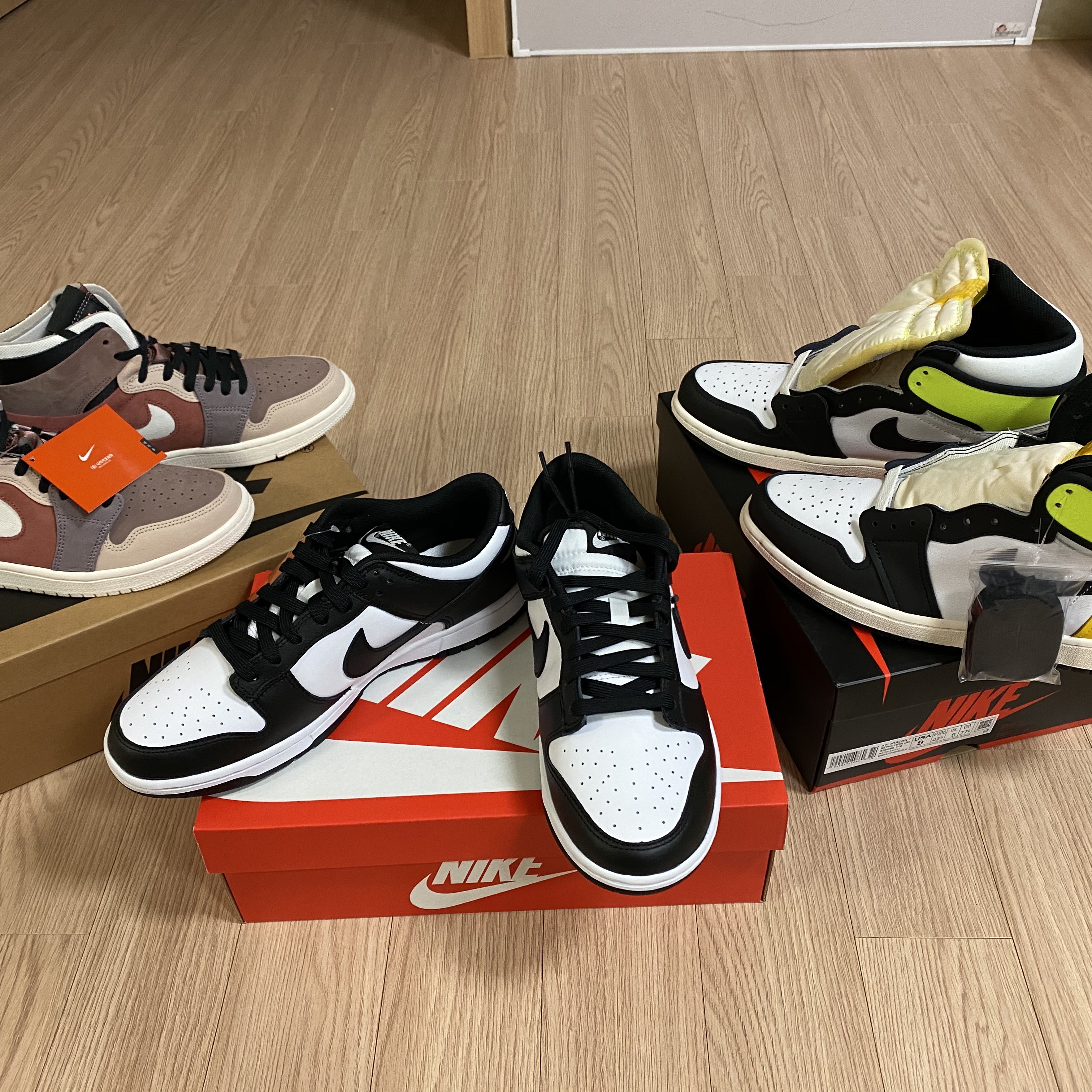 Nike Dunk Low Retro Black, Jordan 1 Retro High OG Volt Gold 착용 스타일