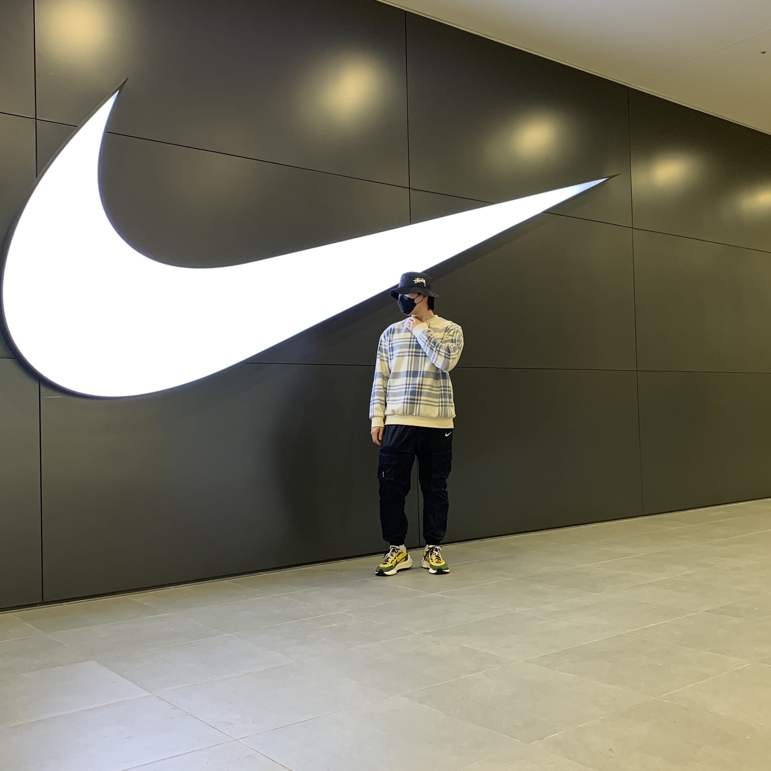 Nike x Sacai VaporWaffle Tour Yellow & Gorge Green Sail, Nike x Stussy Bucket Hat Black 착용 스타일