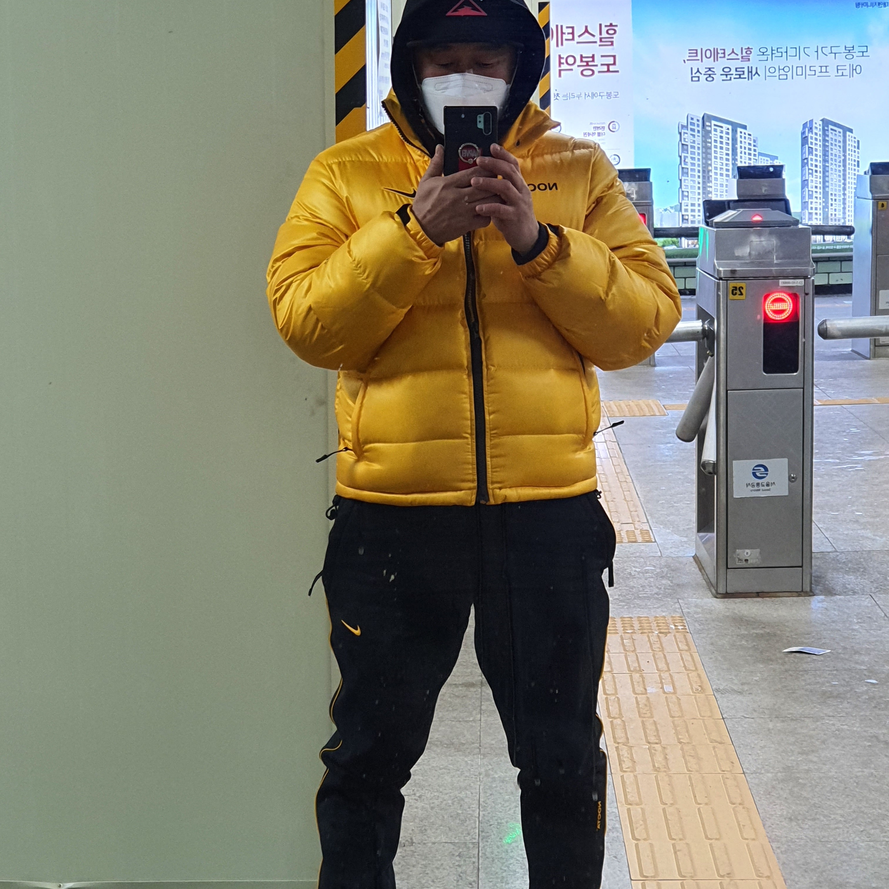 Nike x Drake Nocta Puffer Jacket University Gold - Asia, Nike x Drake Nocta Essential Hoodie Black - Asia 착용 스타일 - 5