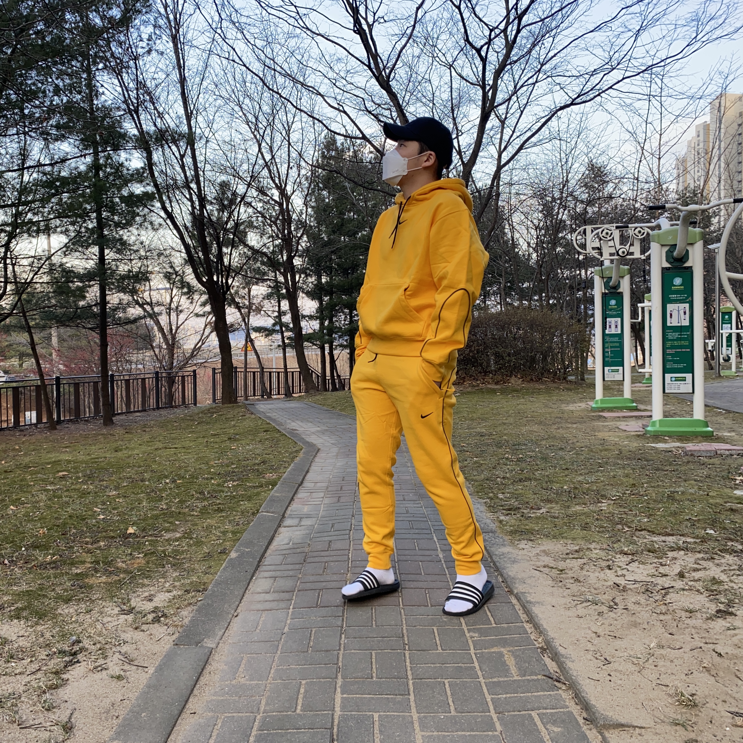 Nike x Drake Nocta Essential Hoodie University Gold - Asia, Nike x Drake Nocta Fleece Pants University Gold - Asia 착용 스타일