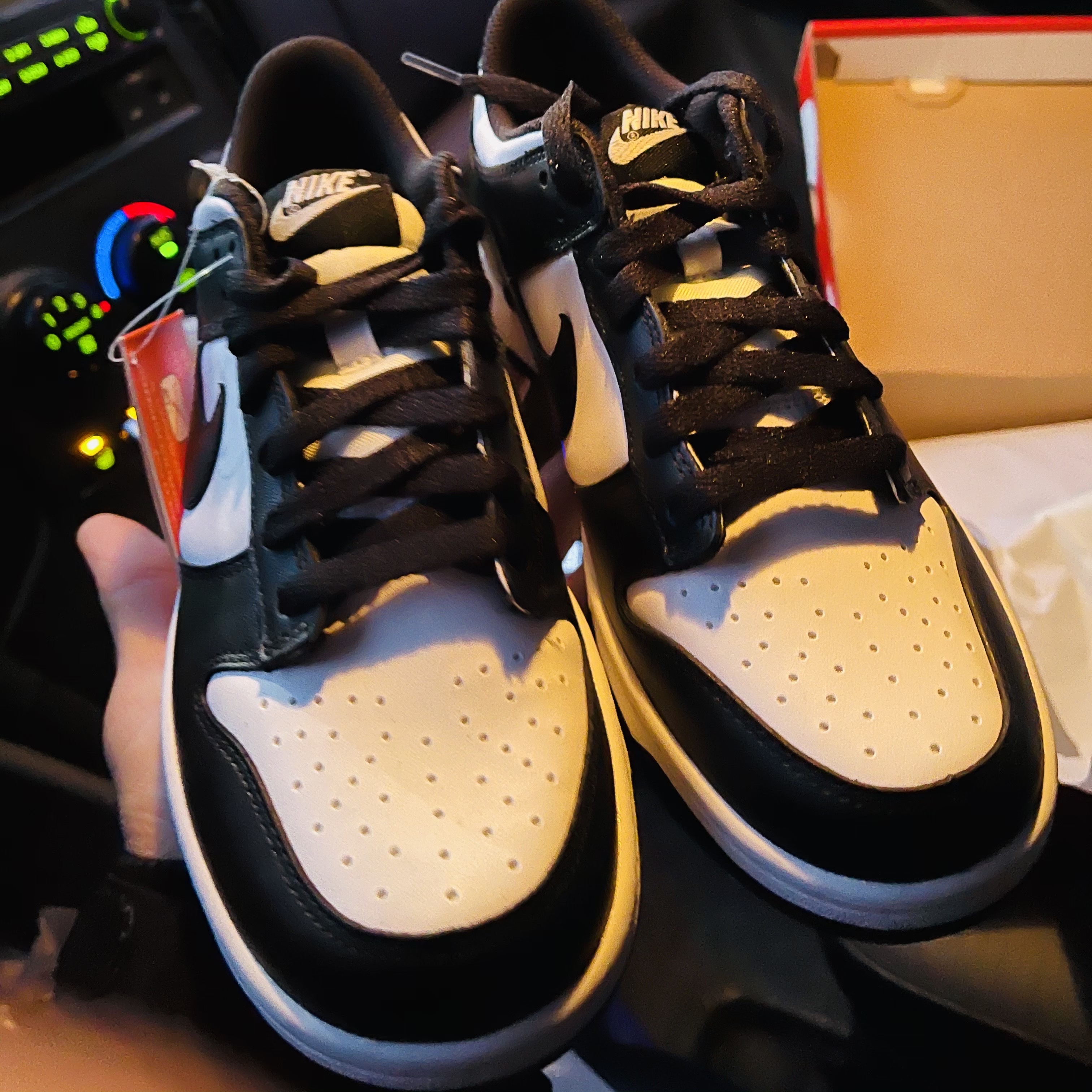 (GS) Nike Dunk Low Black, Jordan 1 Retro High OG Volt Gold 착용 스타일 - 1