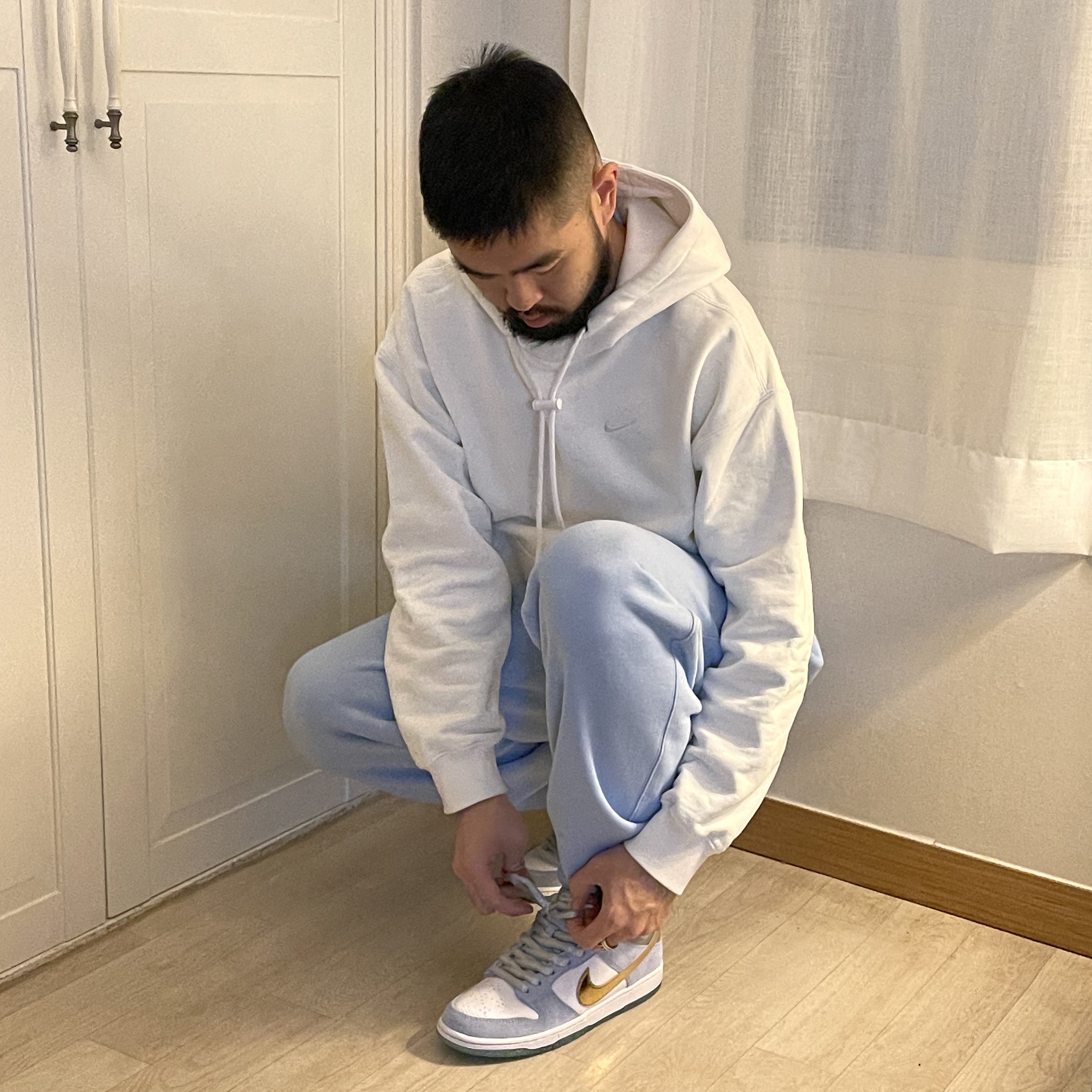Nike M NRG Hoodie White, Nike x Sean Cliver SB Dunk Low Holiday Special 착용 스타일