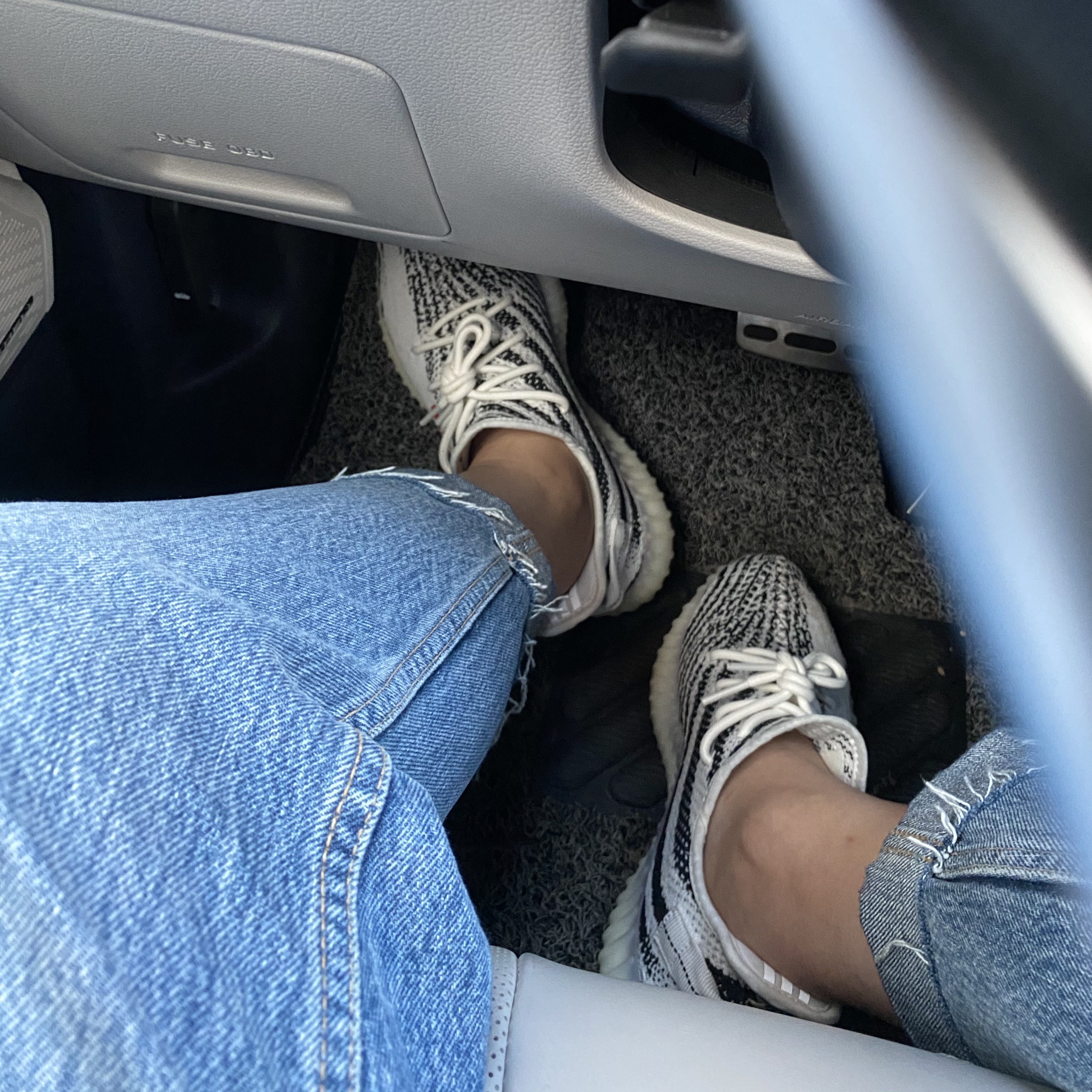 Adidas Yeezy Boost 350 V2 Zebra 2017/2019/2020, Adidas Yeezy Boost 350 V2 Cream/Triple White 착용 스타일 - 1