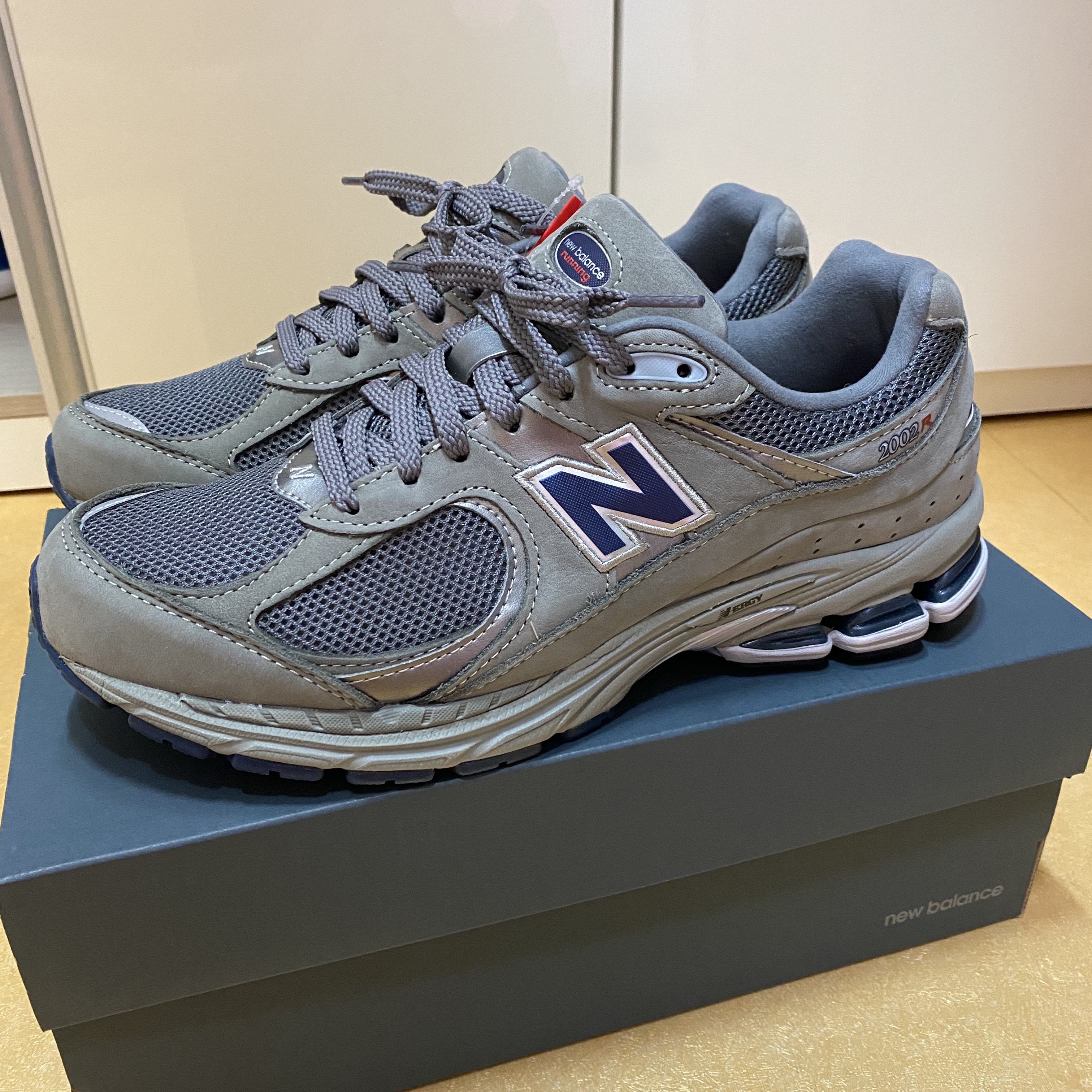 New Balance 2002R Gray 착용 스타일