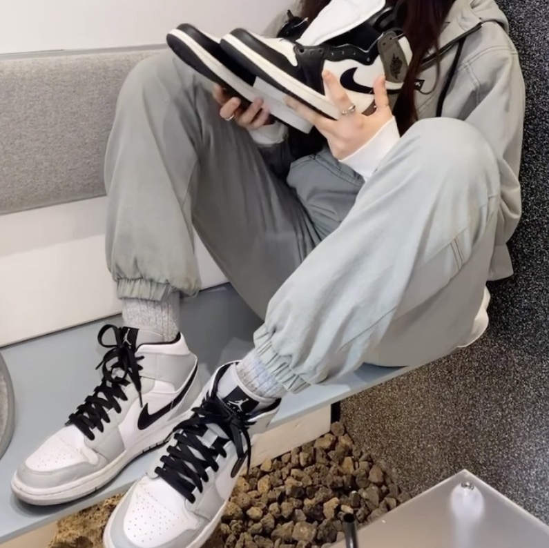 Jordan 1 Mid Light Smoke Grey, Jordan 1 Retro High OG Black Mocha 착용 스타일 - 1
