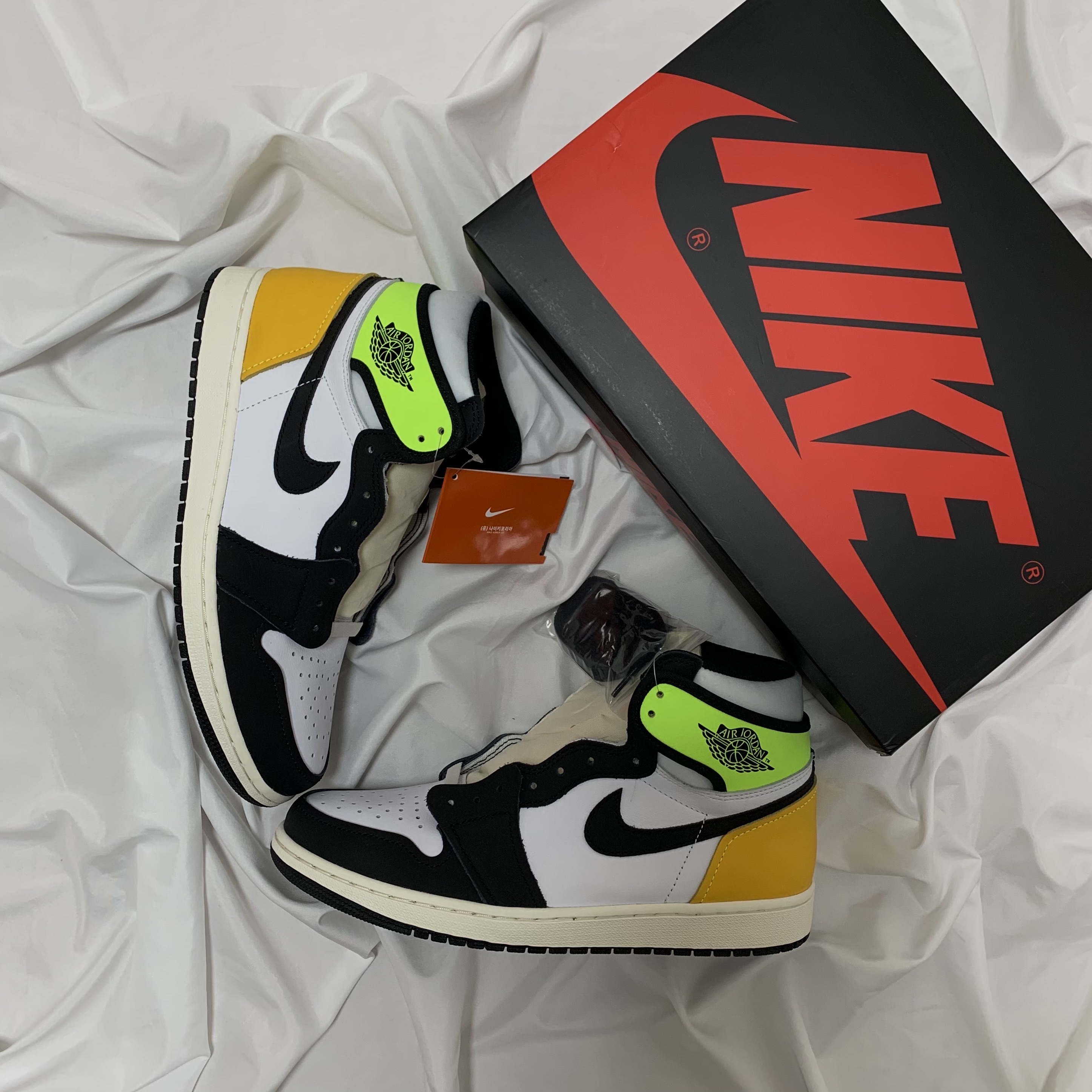 Jordan 1 Retro High OG Volt Gold 착용 스타일